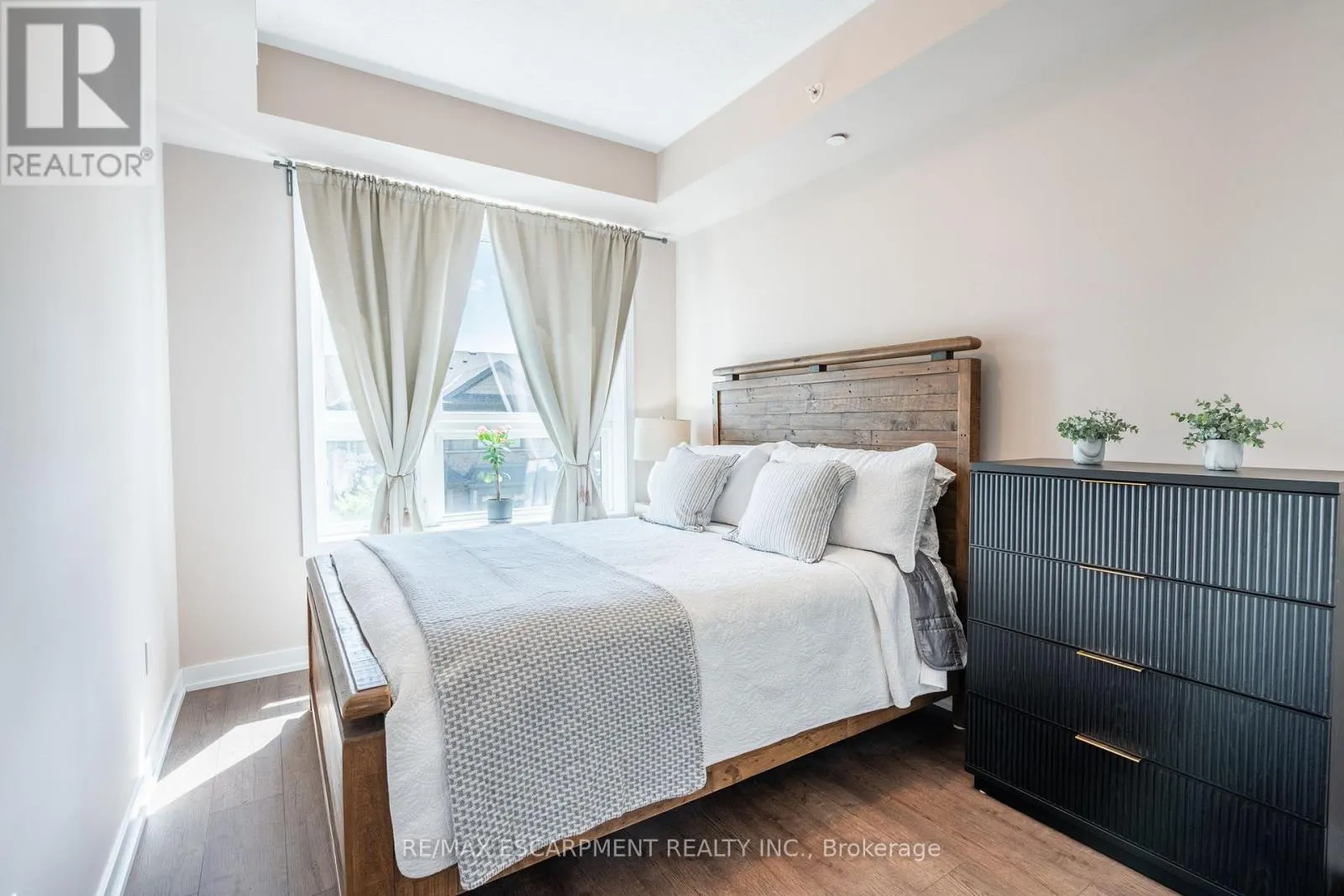 313 - 35 SOUTHSHORE CRESCENT