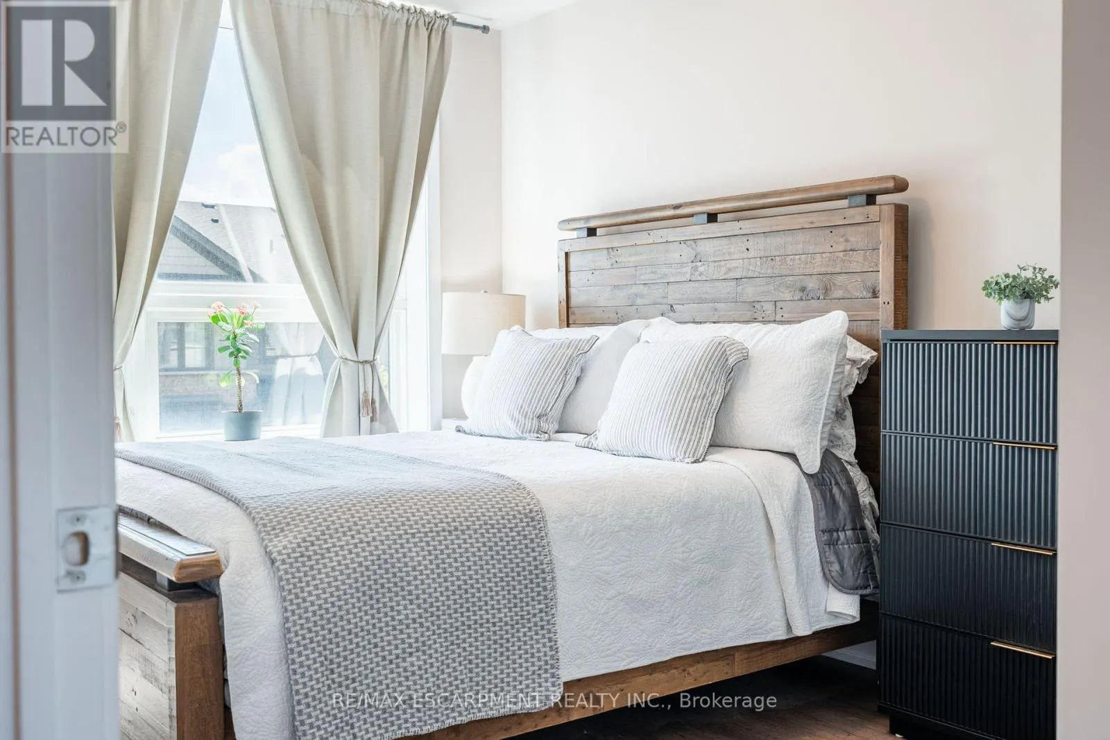 313 - 35 SOUTHSHORE CRESCENT