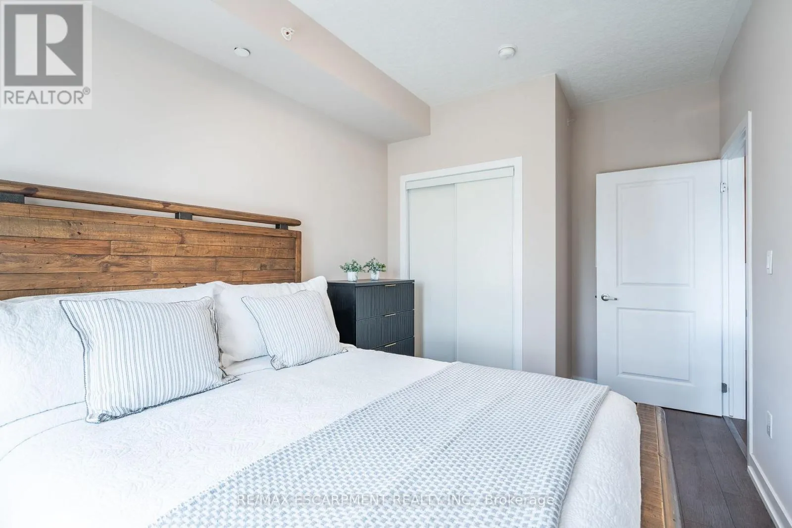 313 - 35 SOUTHSHORE CRESCENT