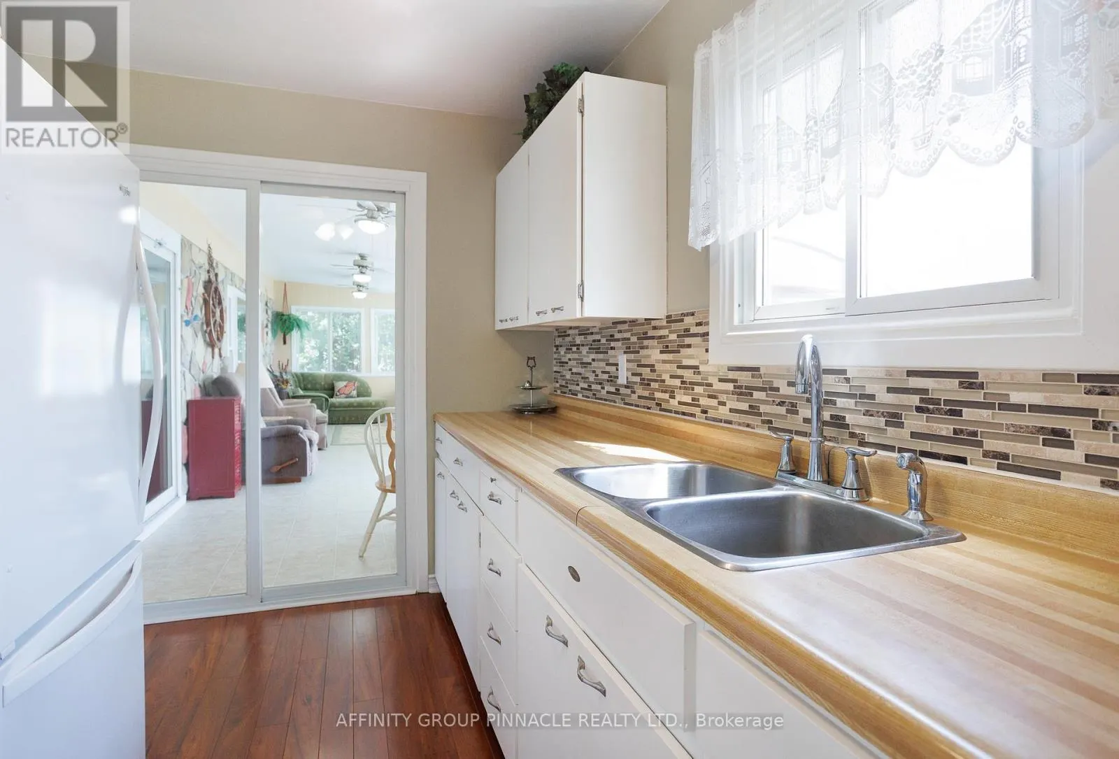 11 LAKEVIEW CRESCENT