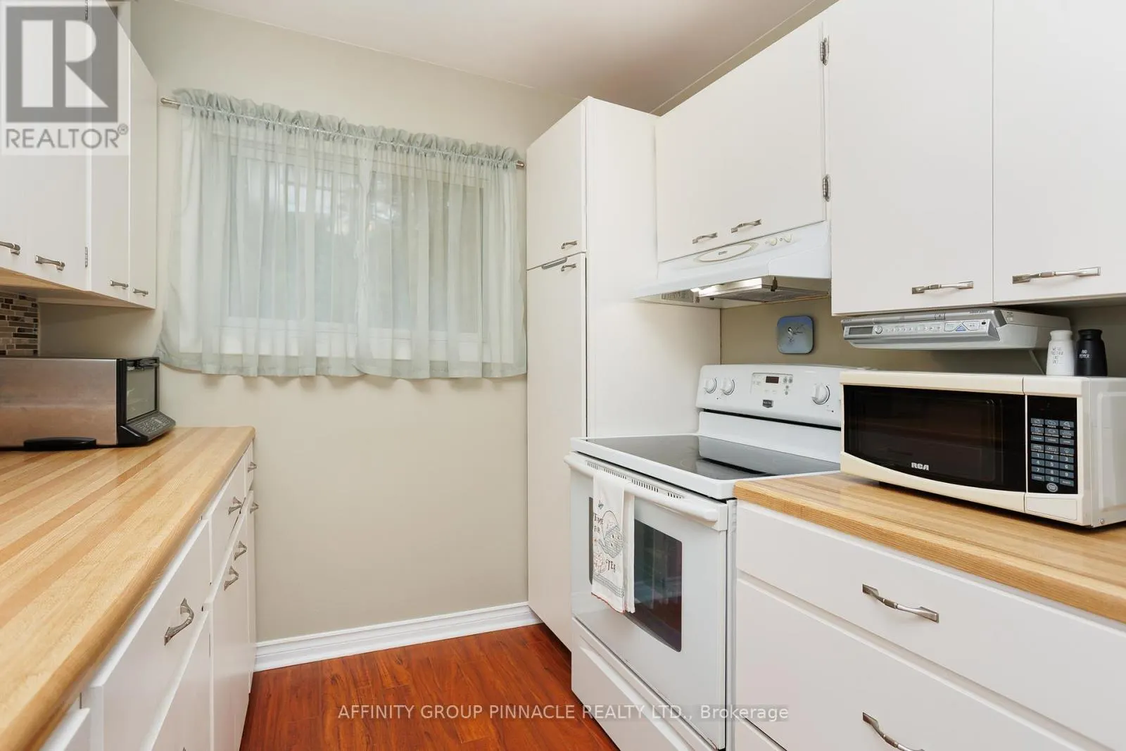 11 LAKEVIEW CRESCENT