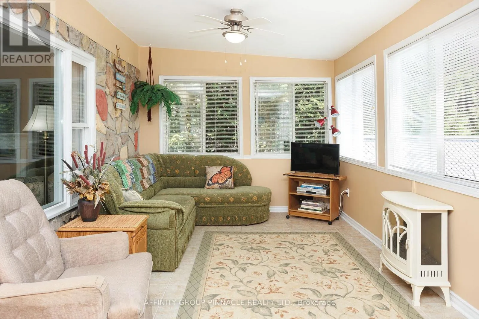 11 LAKEVIEW CRESCENT