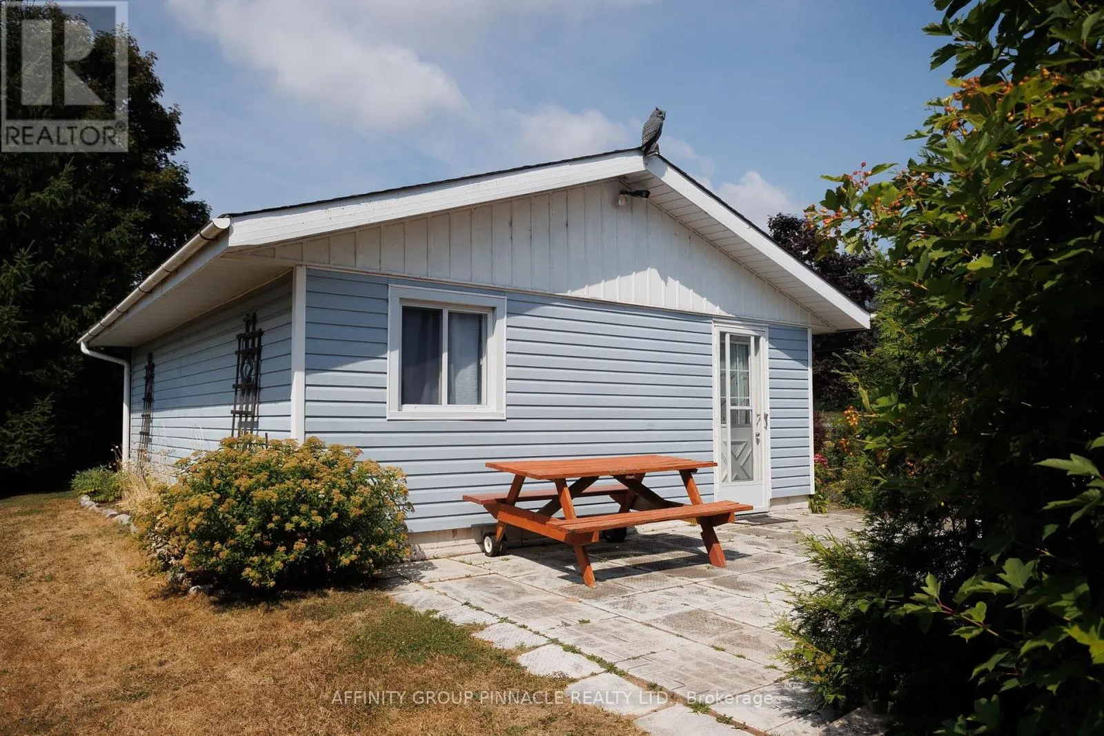 11 LAKEVIEW CRESCENT