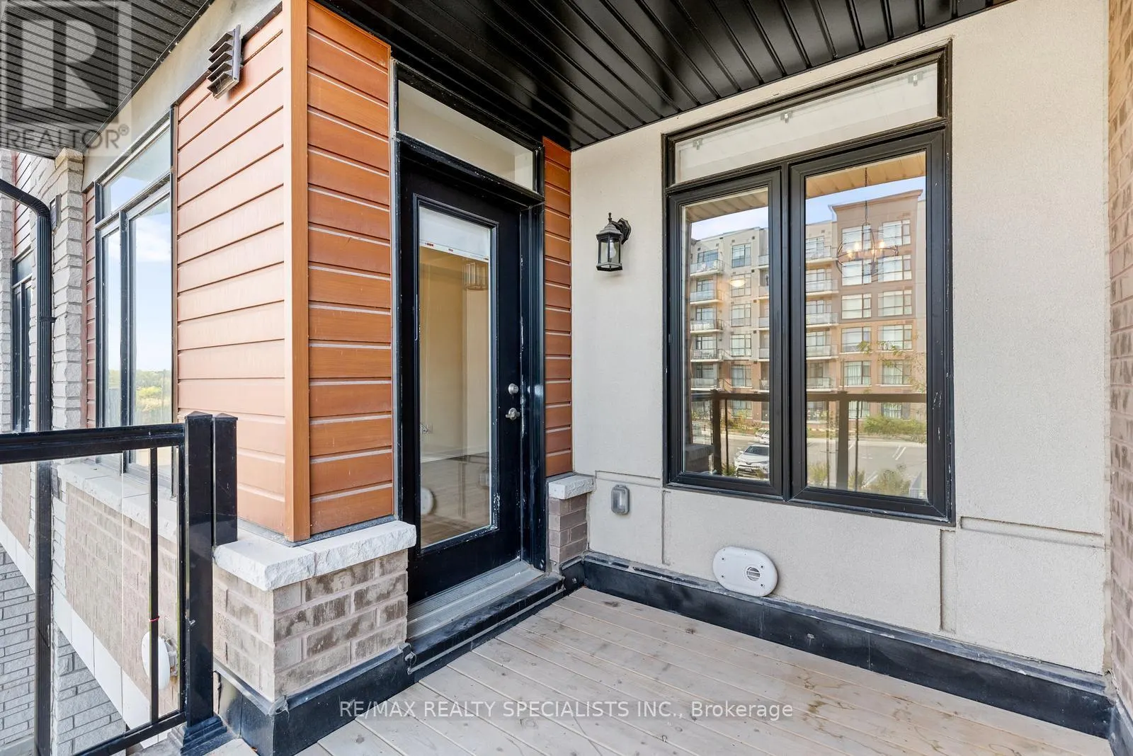 135 - 590 NORTH SERVICE ROAD