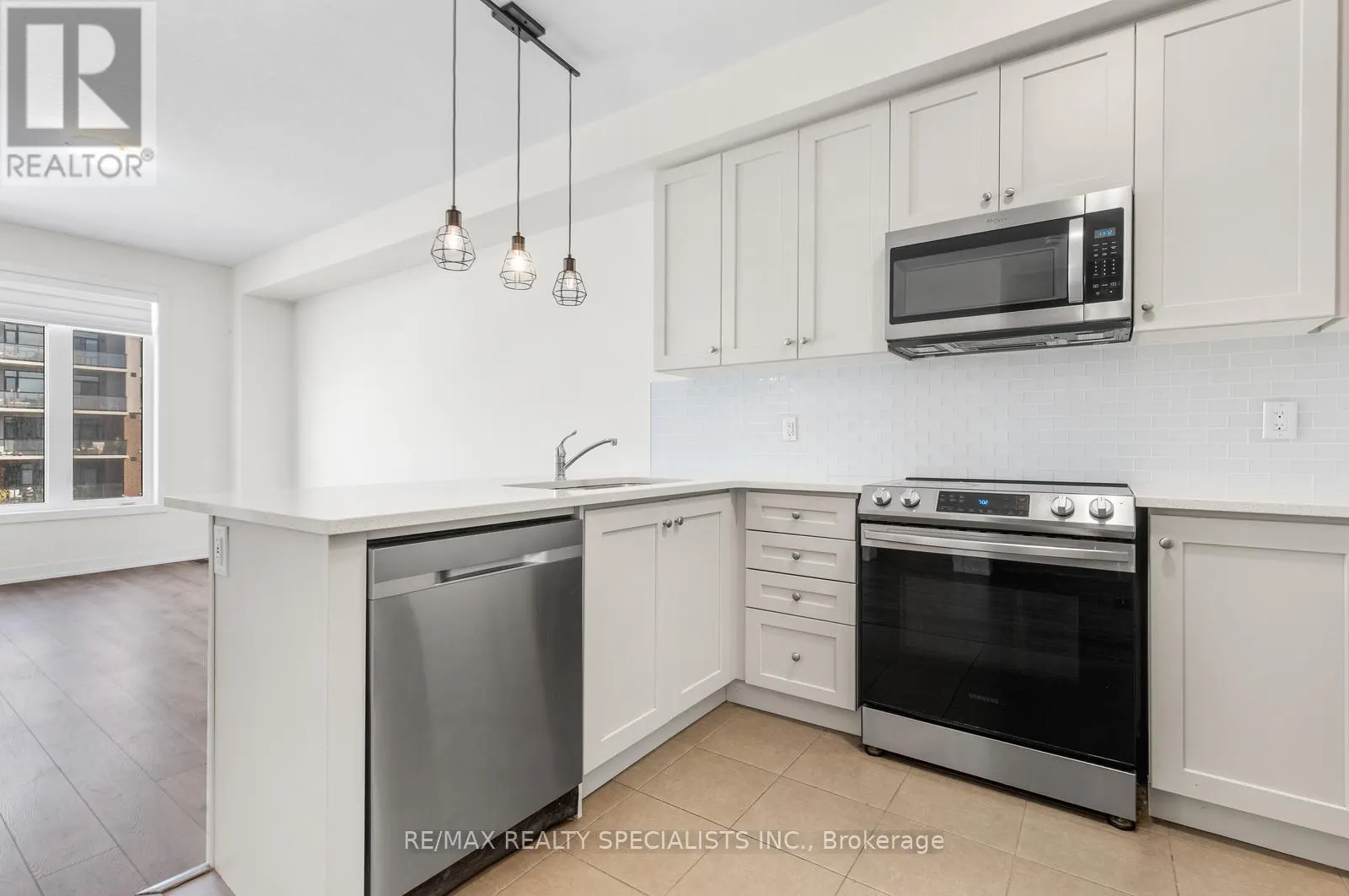 135 - 590 NORTH SERVICE ROAD