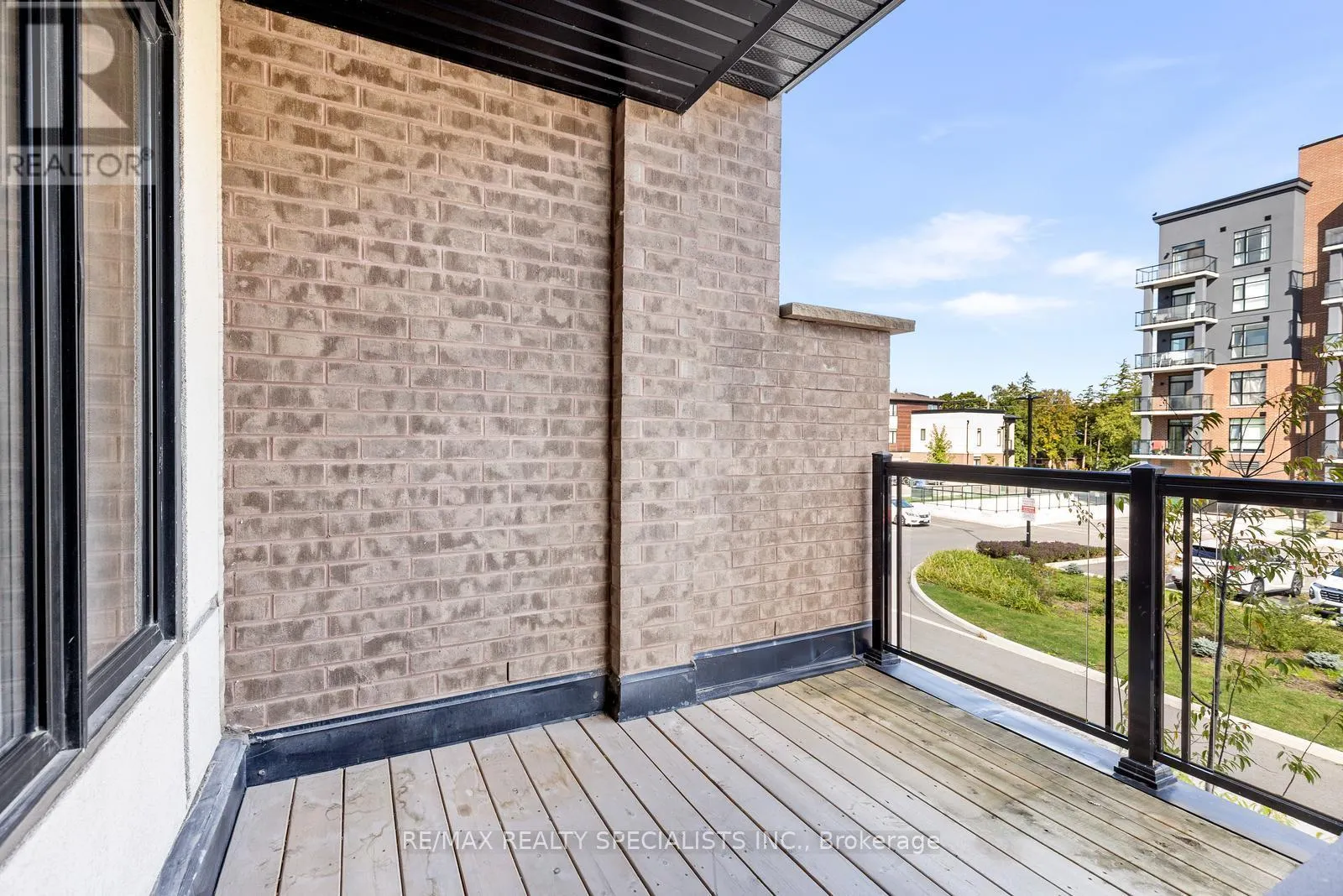 135 - 590 NORTH SERVICE ROAD