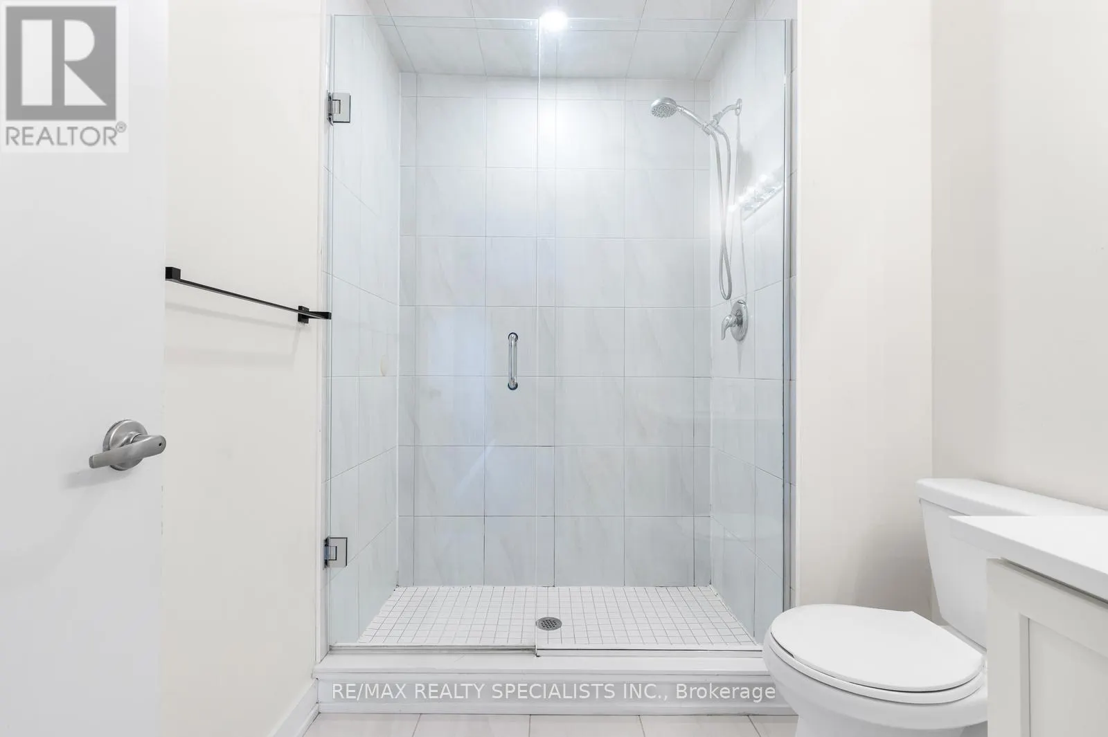 135 - 590 NORTH SERVICE ROAD