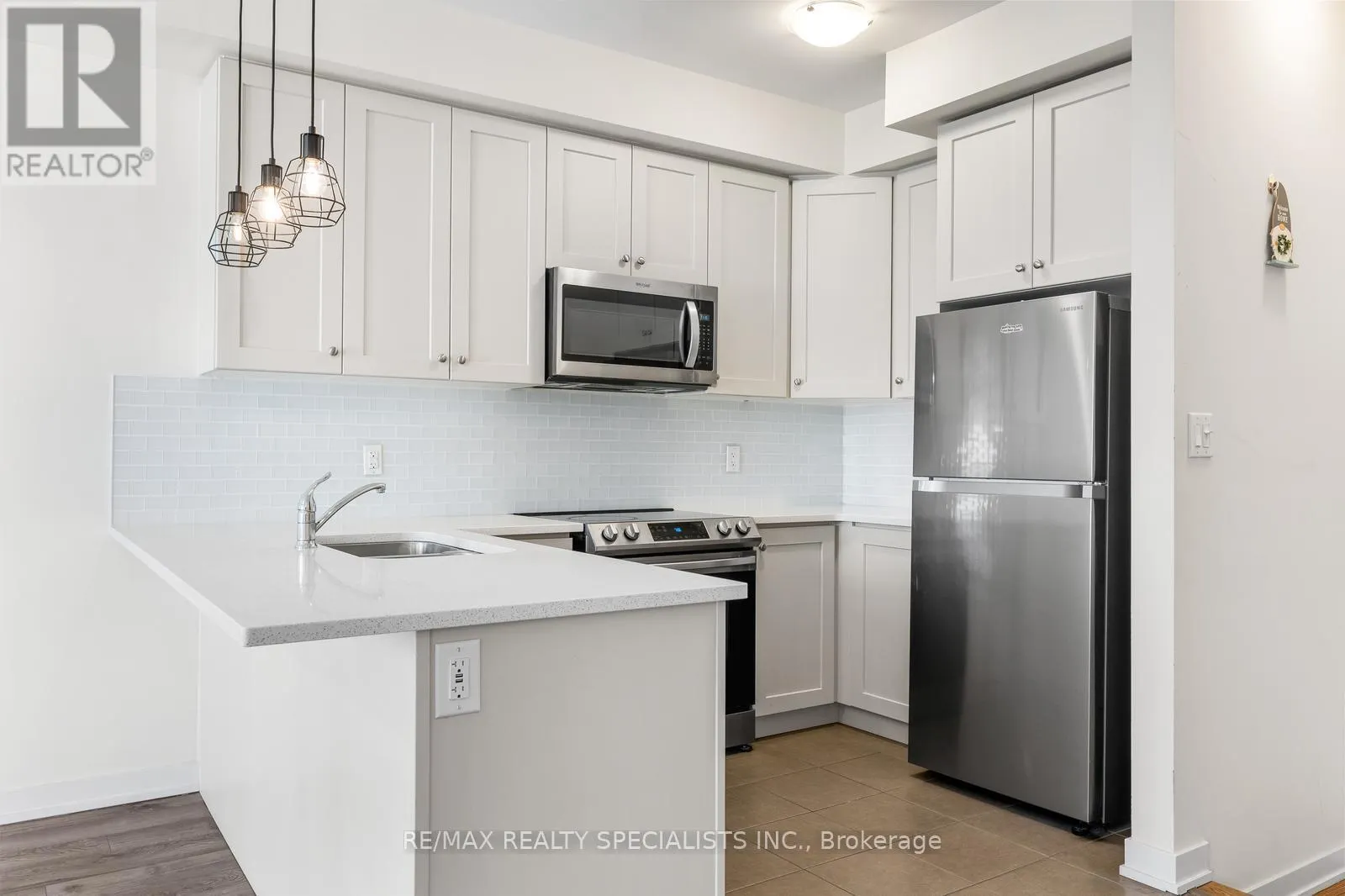 135 - 590 NORTH SERVICE ROAD