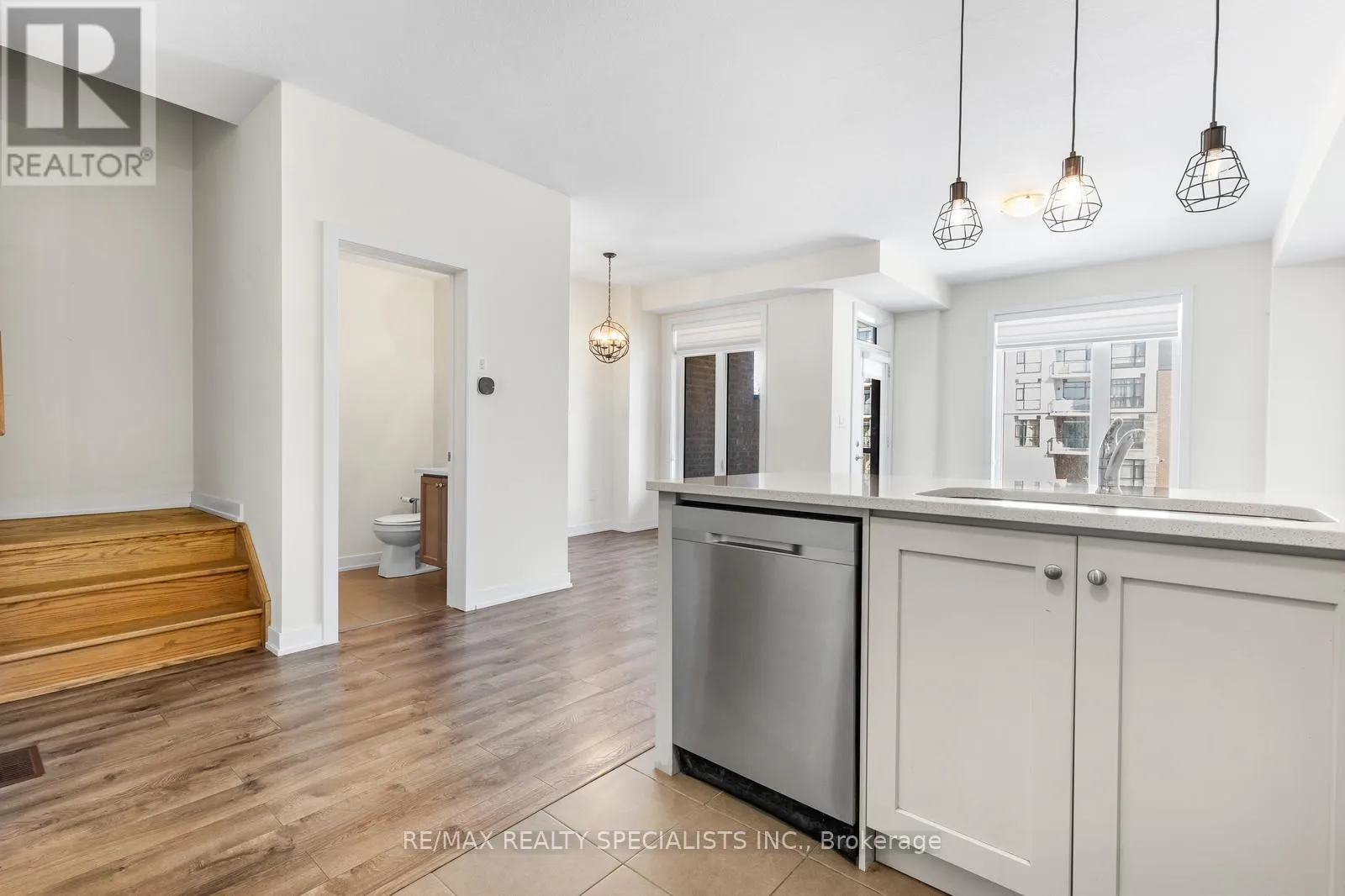 135 - 590 NORTH SERVICE ROAD