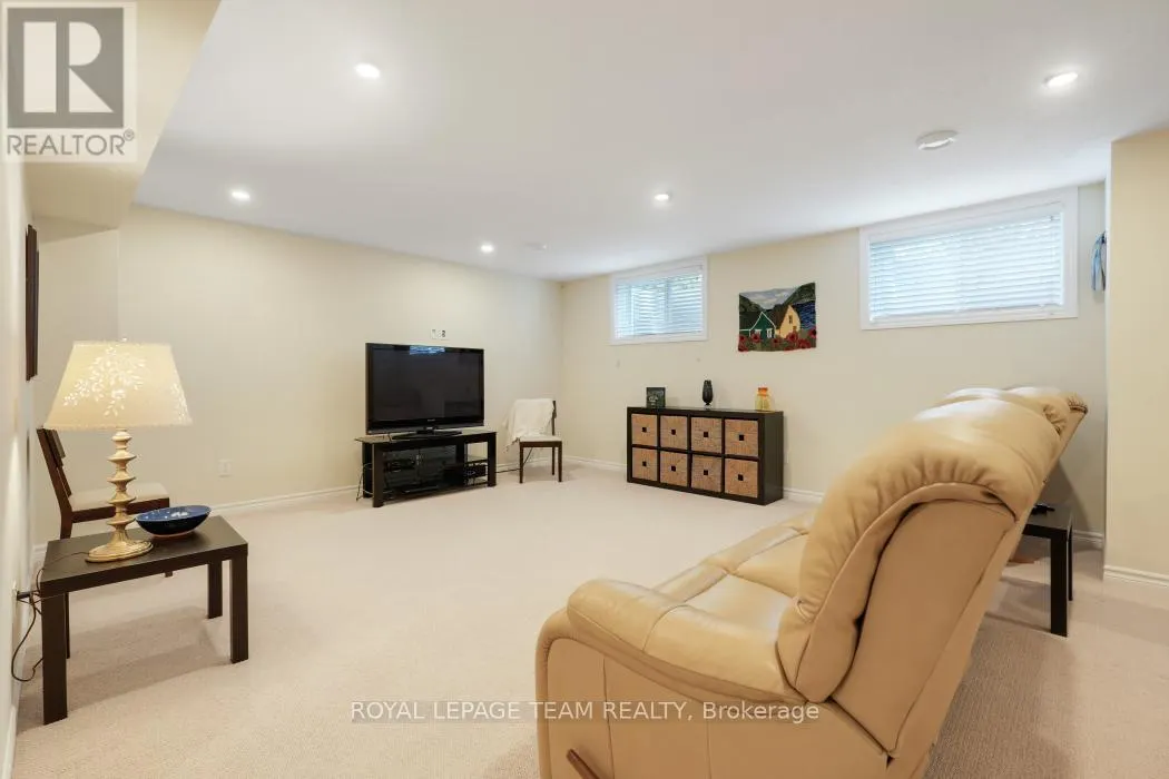 316 SERENADE CRESCENT W