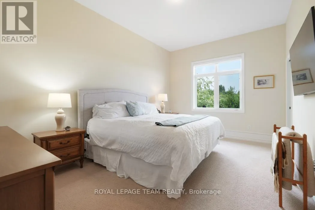 316 SERENADE CRESCENT W