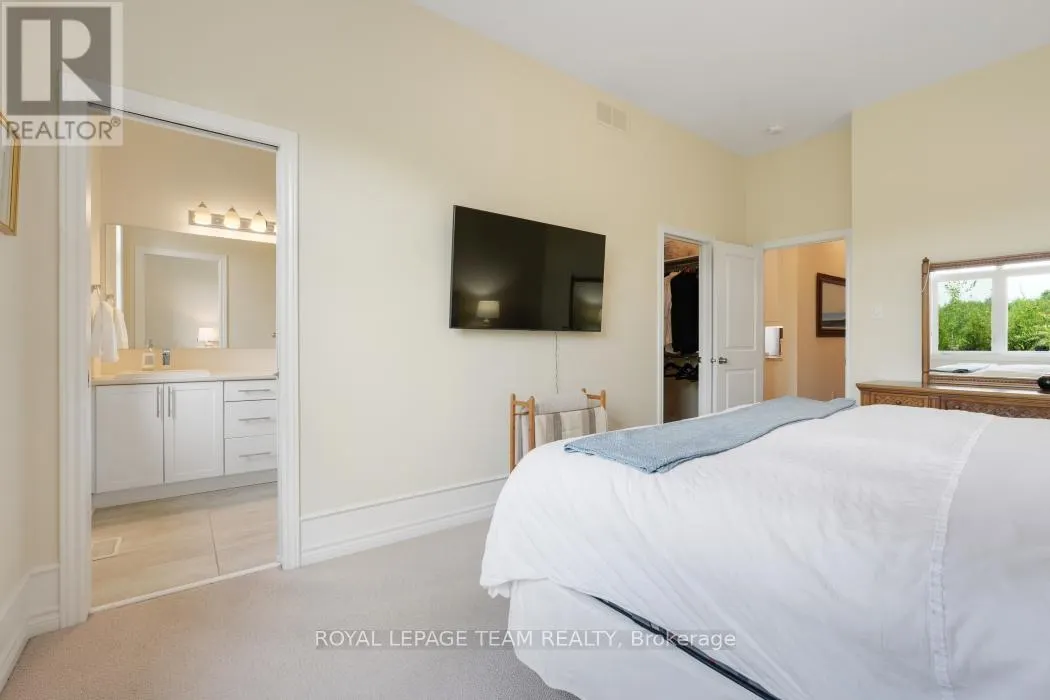 316 SERENADE CRESCENT W