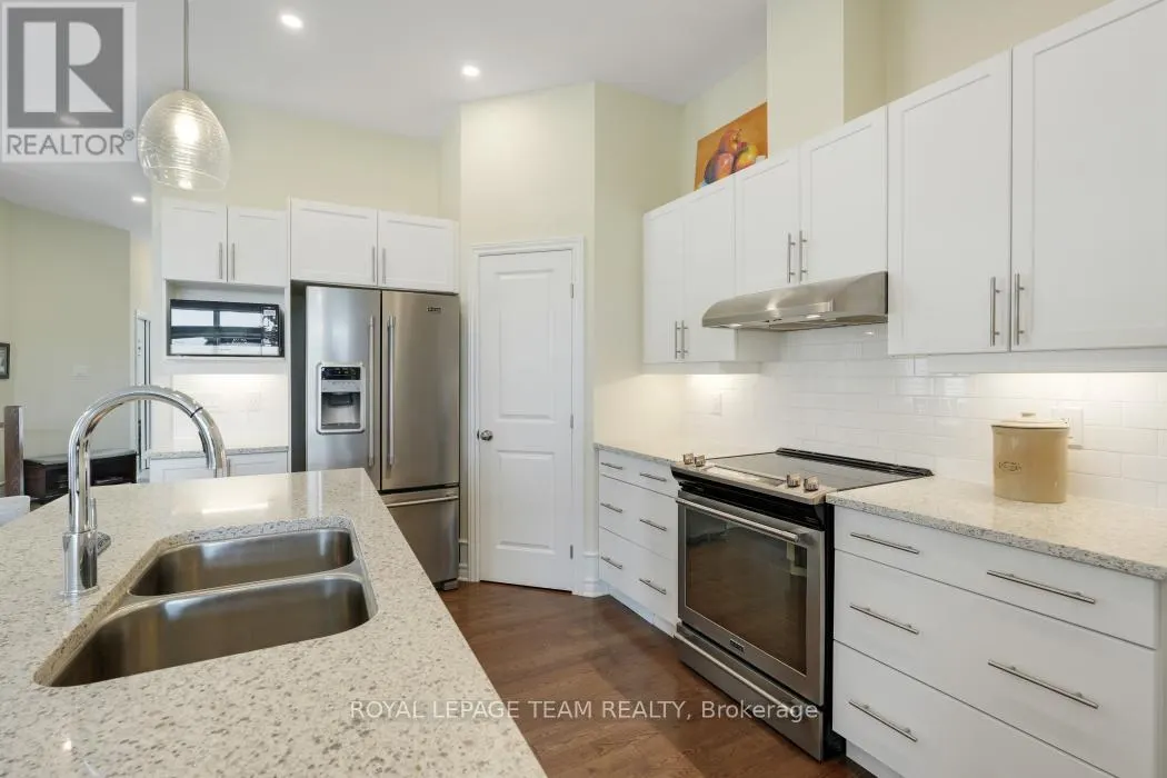 316 SERENADE CRESCENT W