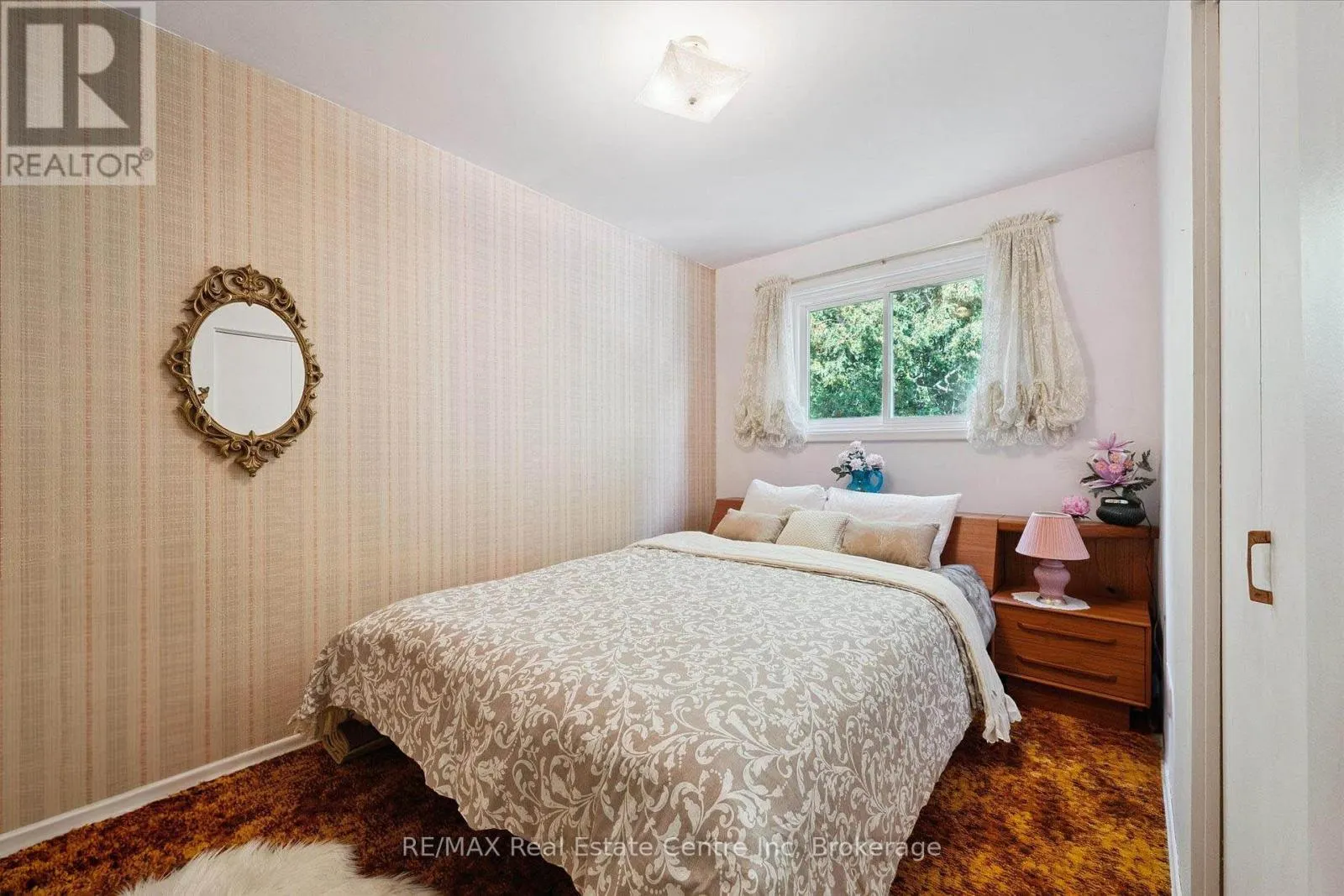 33 HASTINGS BOULEVARD