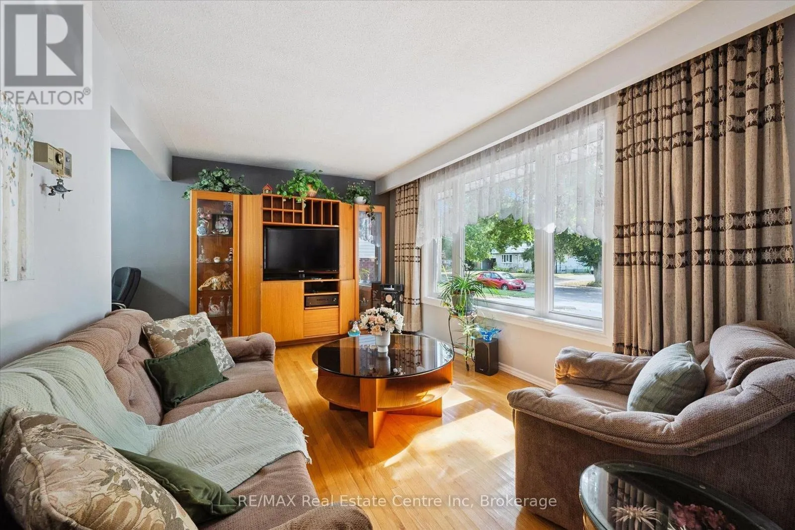 33 HASTINGS BOULEVARD