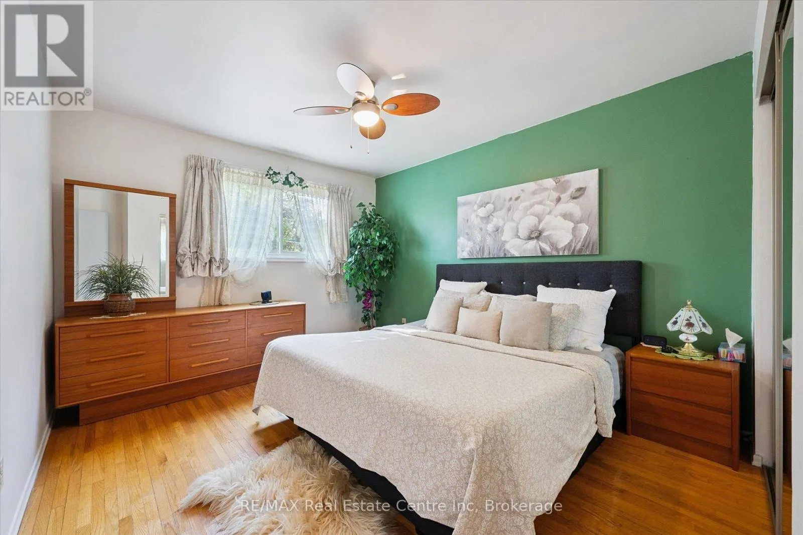 33 HASTINGS BOULEVARD