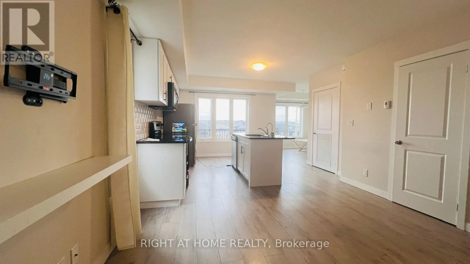 B-3 - 160 ROCHEFORT STREET