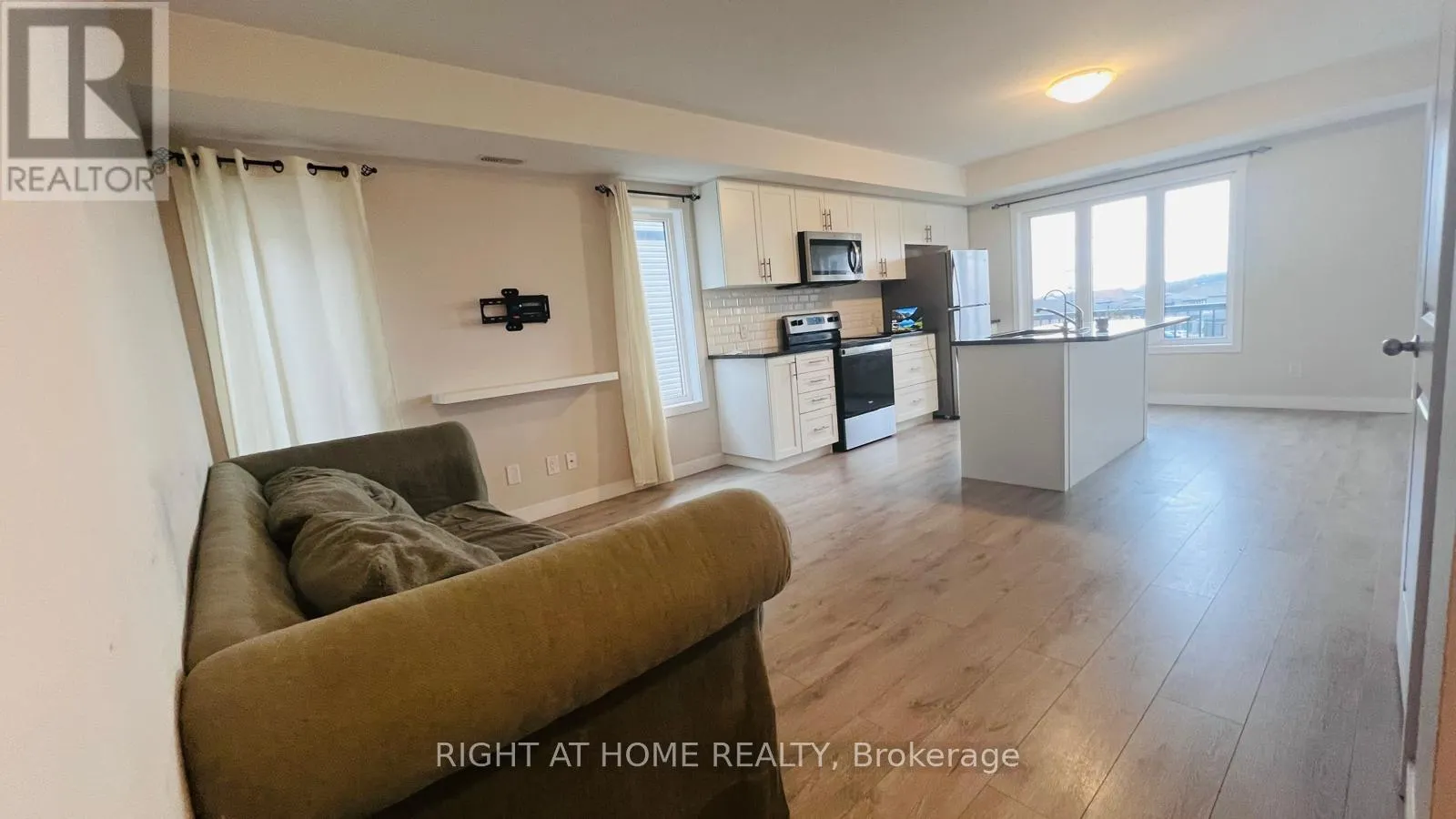 B-3 - 160 ROCHEFORT STREET