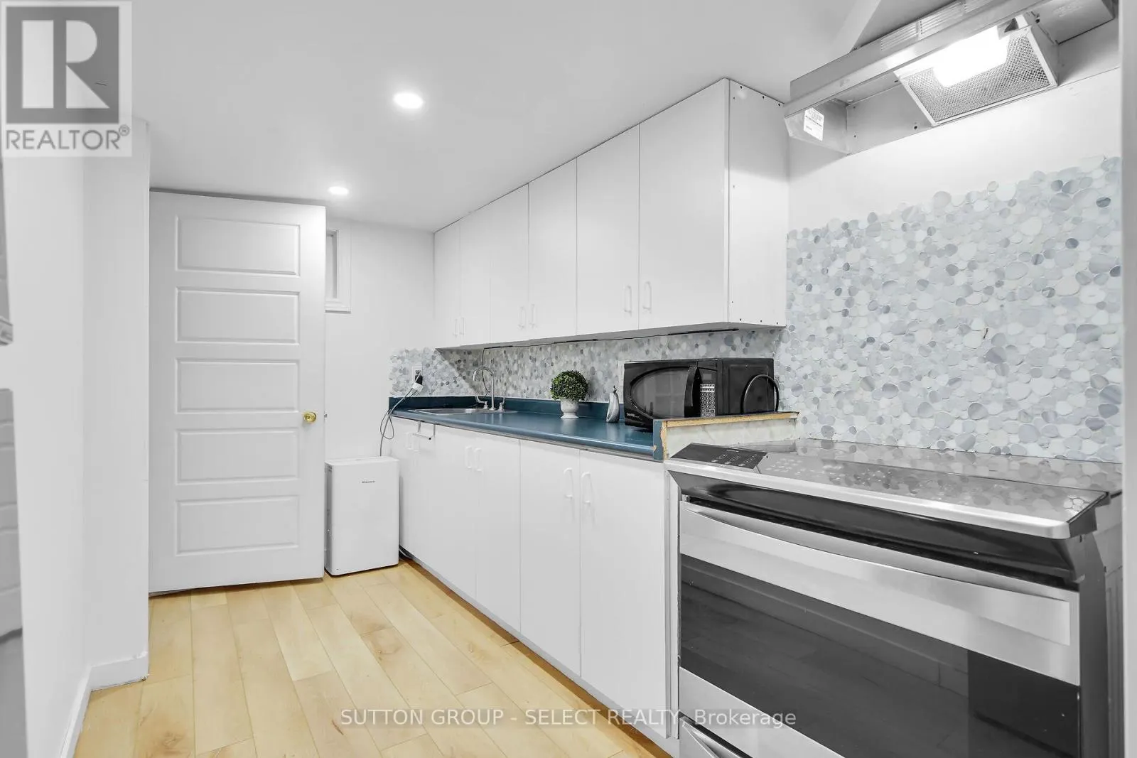 LOWER - 413 OLD WONDERLAND ROAD, #LOWER