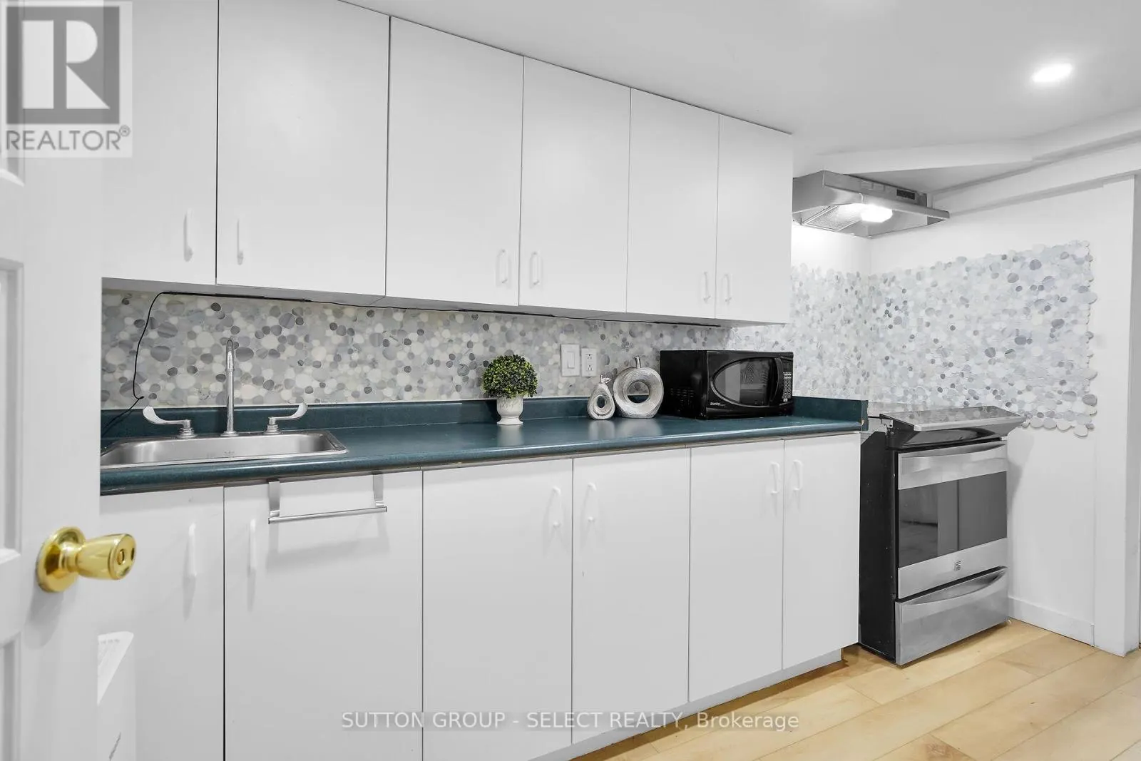 LOWER - 413 OLD WONDERLAND ROAD, #LOWER