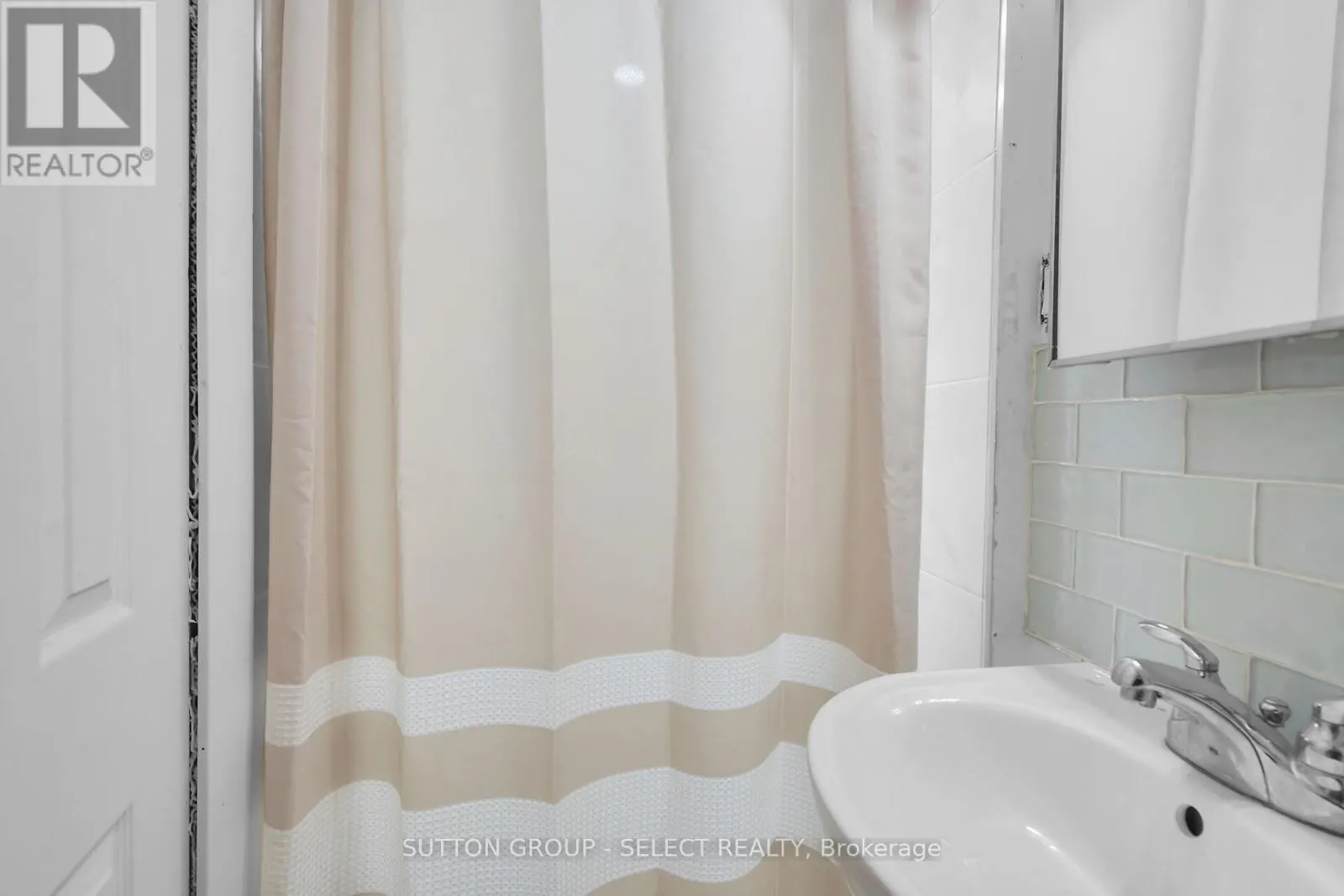 LOWER - 413 OLD WONDERLAND ROAD, #LOWER