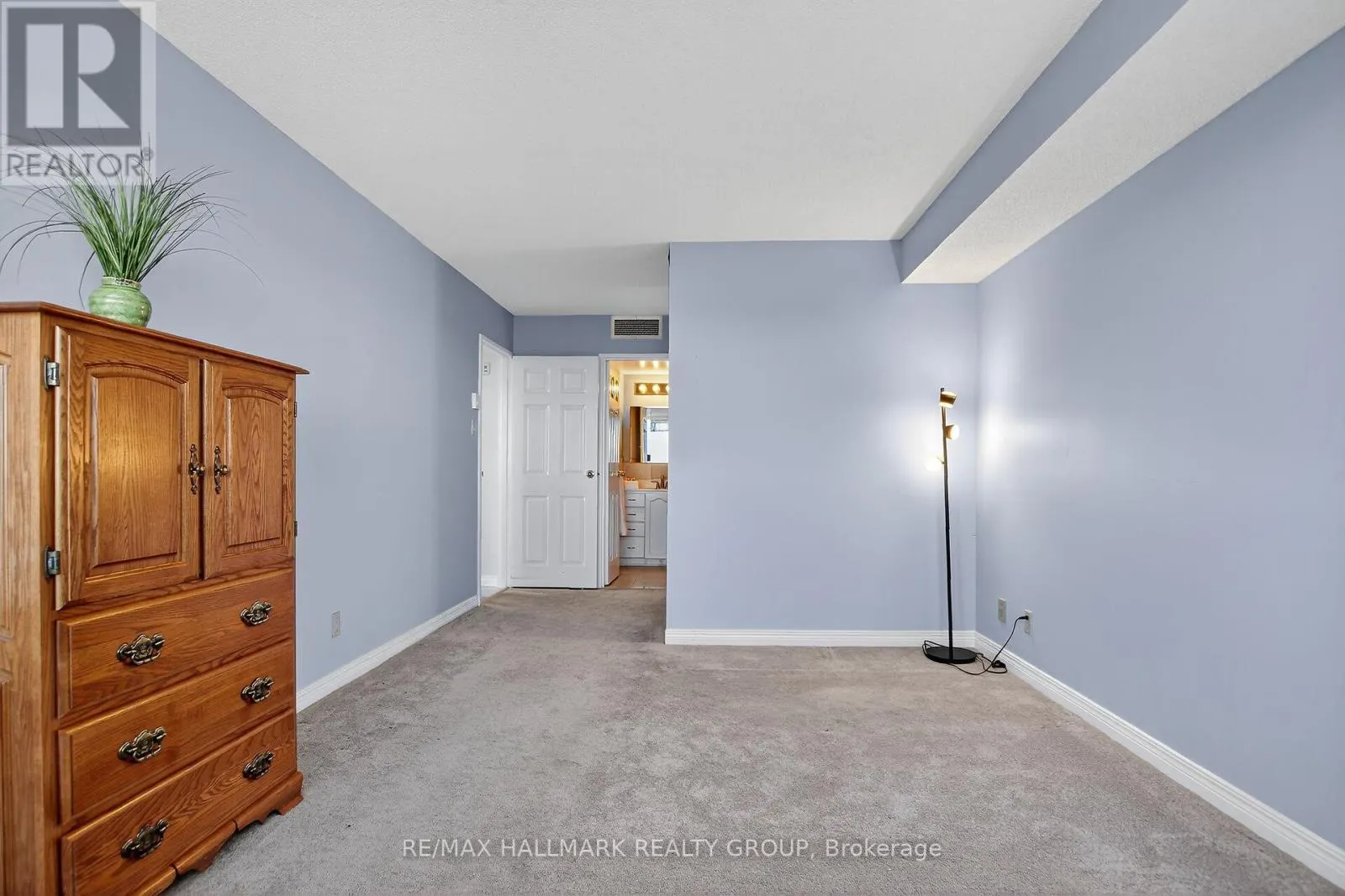 606 - 100 GRANT CARMAN DRIVE