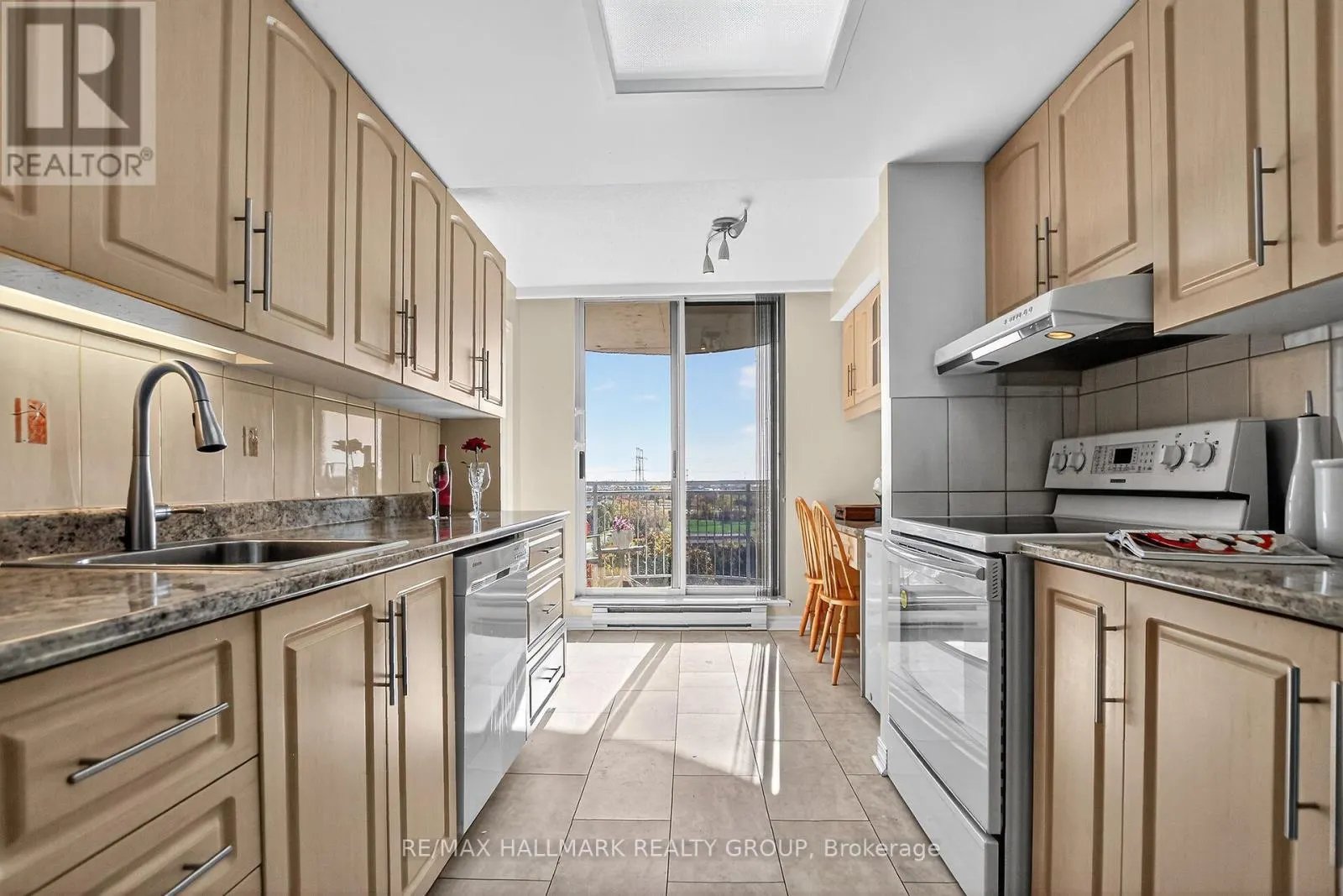 606 - 100 GRANT CARMAN DRIVE