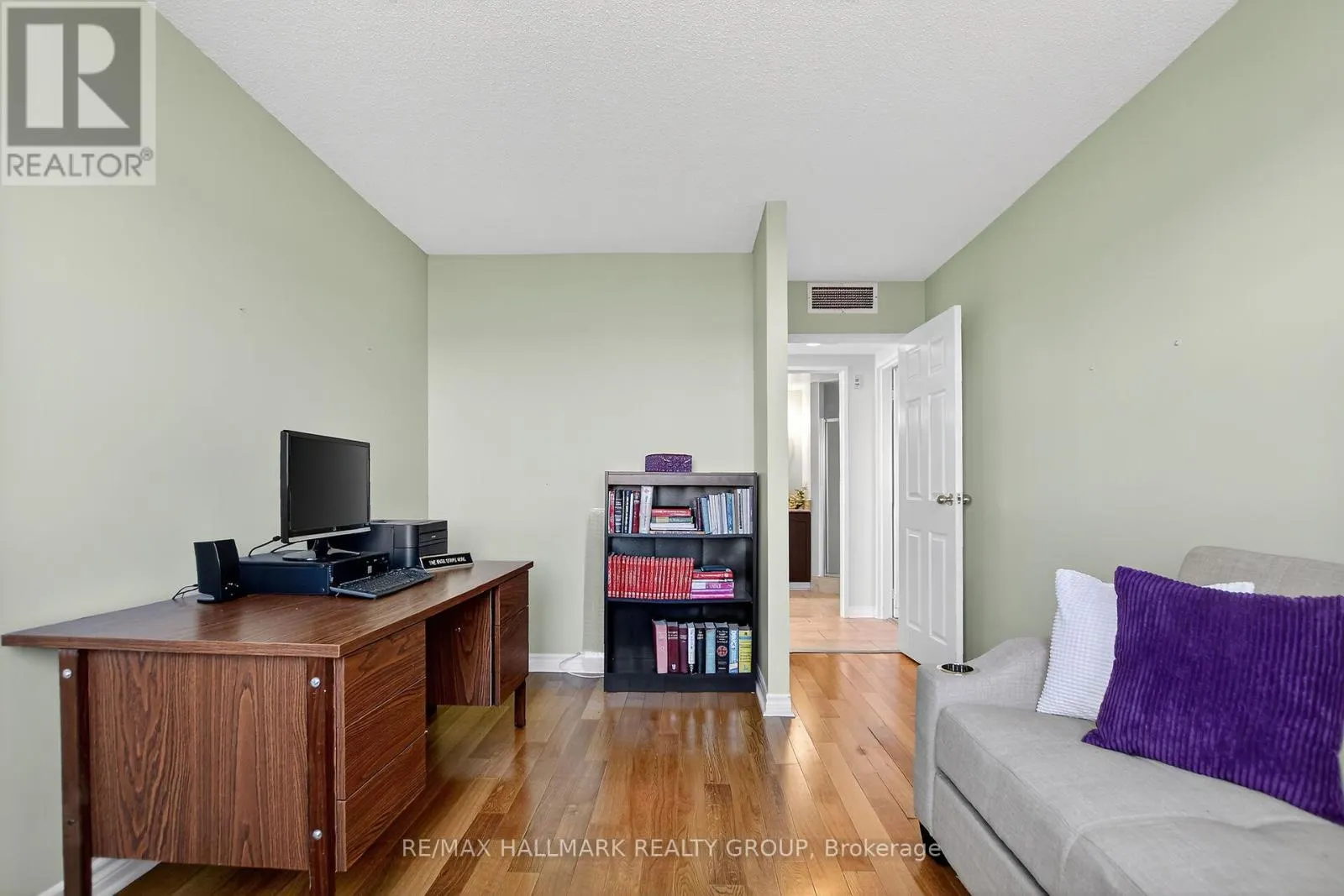 606 - 100 GRANT CARMAN DRIVE