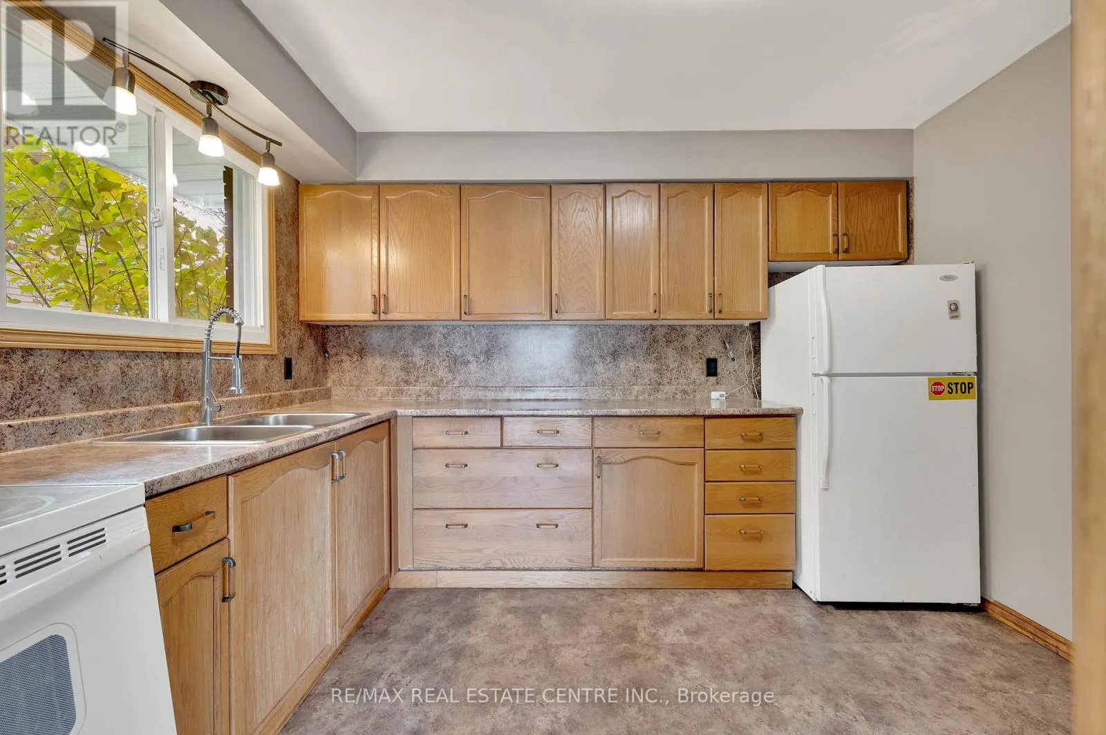 18 KINGSTON CRESCENT