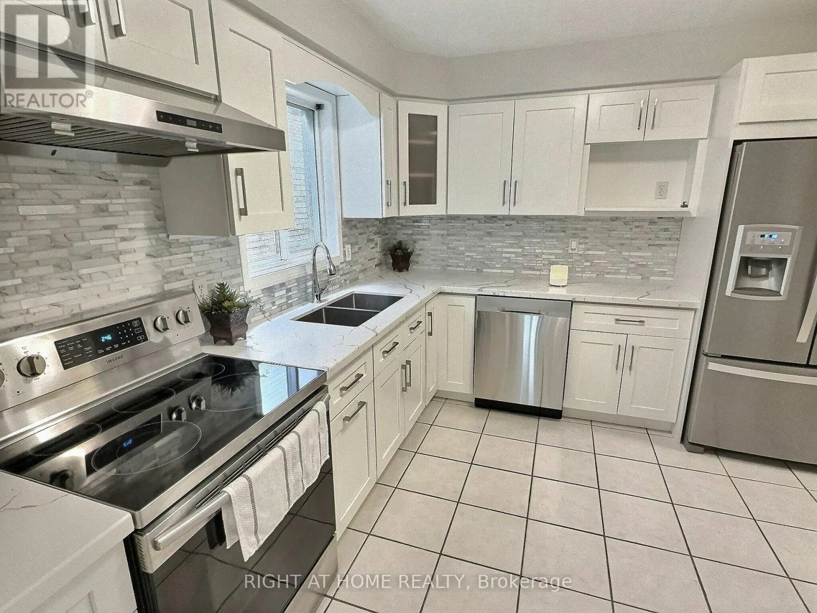 385 HAVENDALE CRESCENT