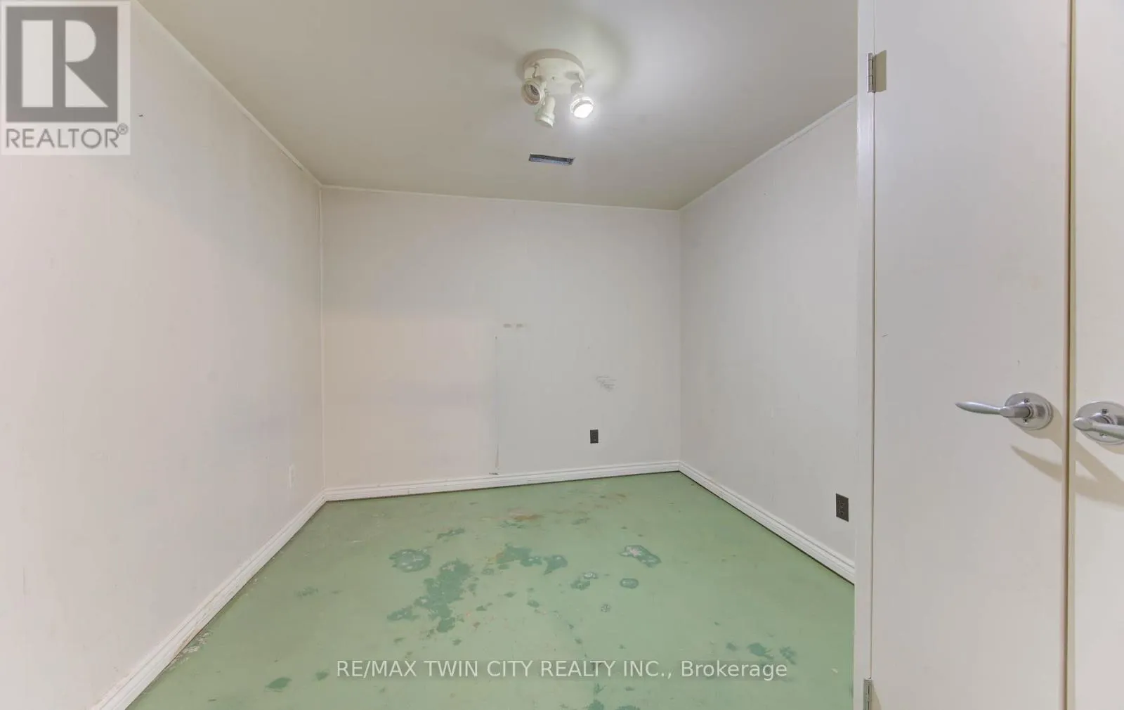 47 - 14 WILLIAMSBURG ROAD