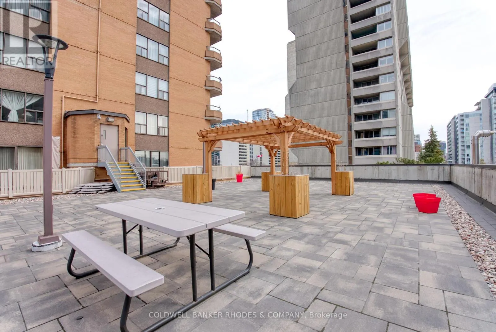 1105 - 556 LAURIER AVENUE W