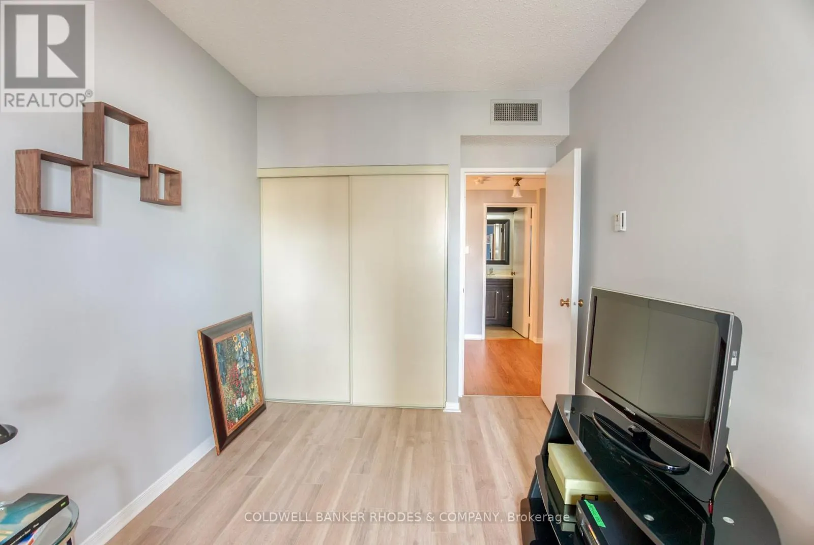 1105 - 556 LAURIER AVENUE W