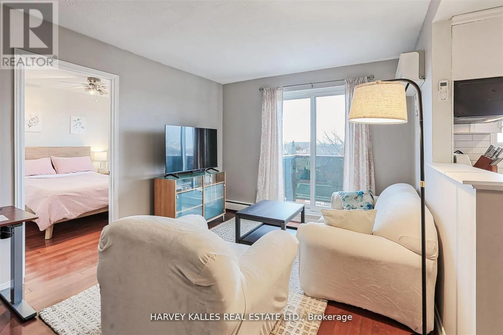 45 - 2373 KING STREET E