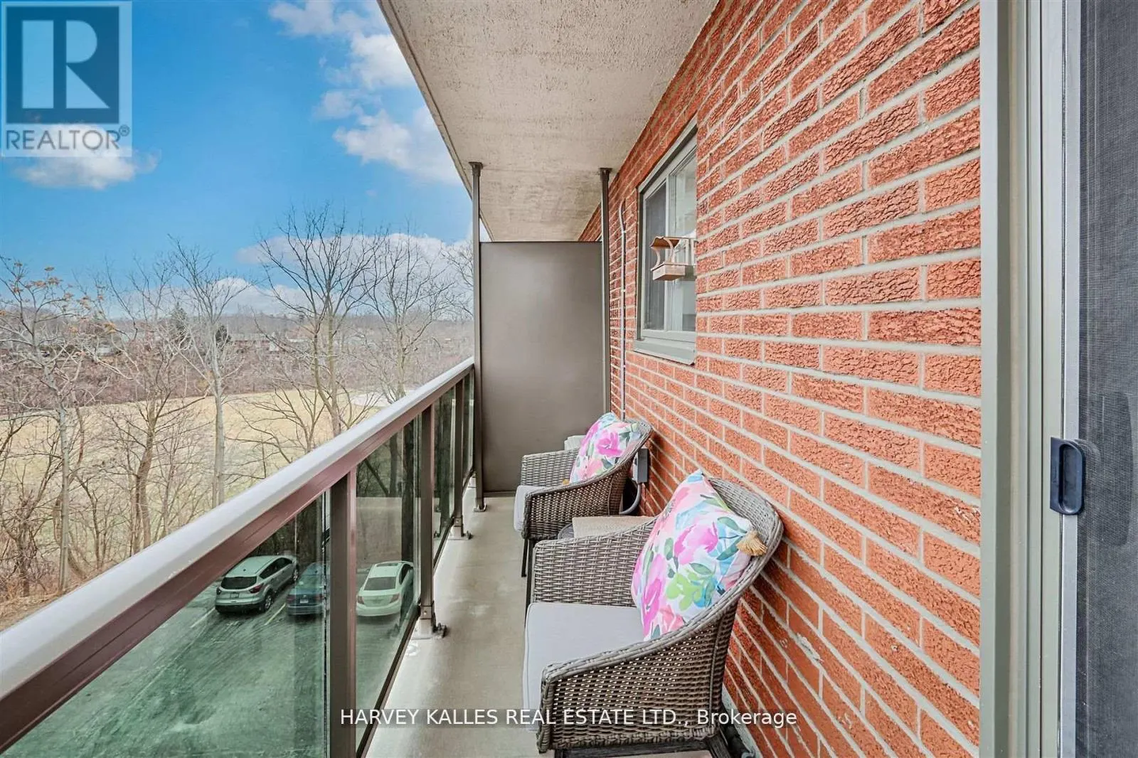 45 - 2373 KING STREET E