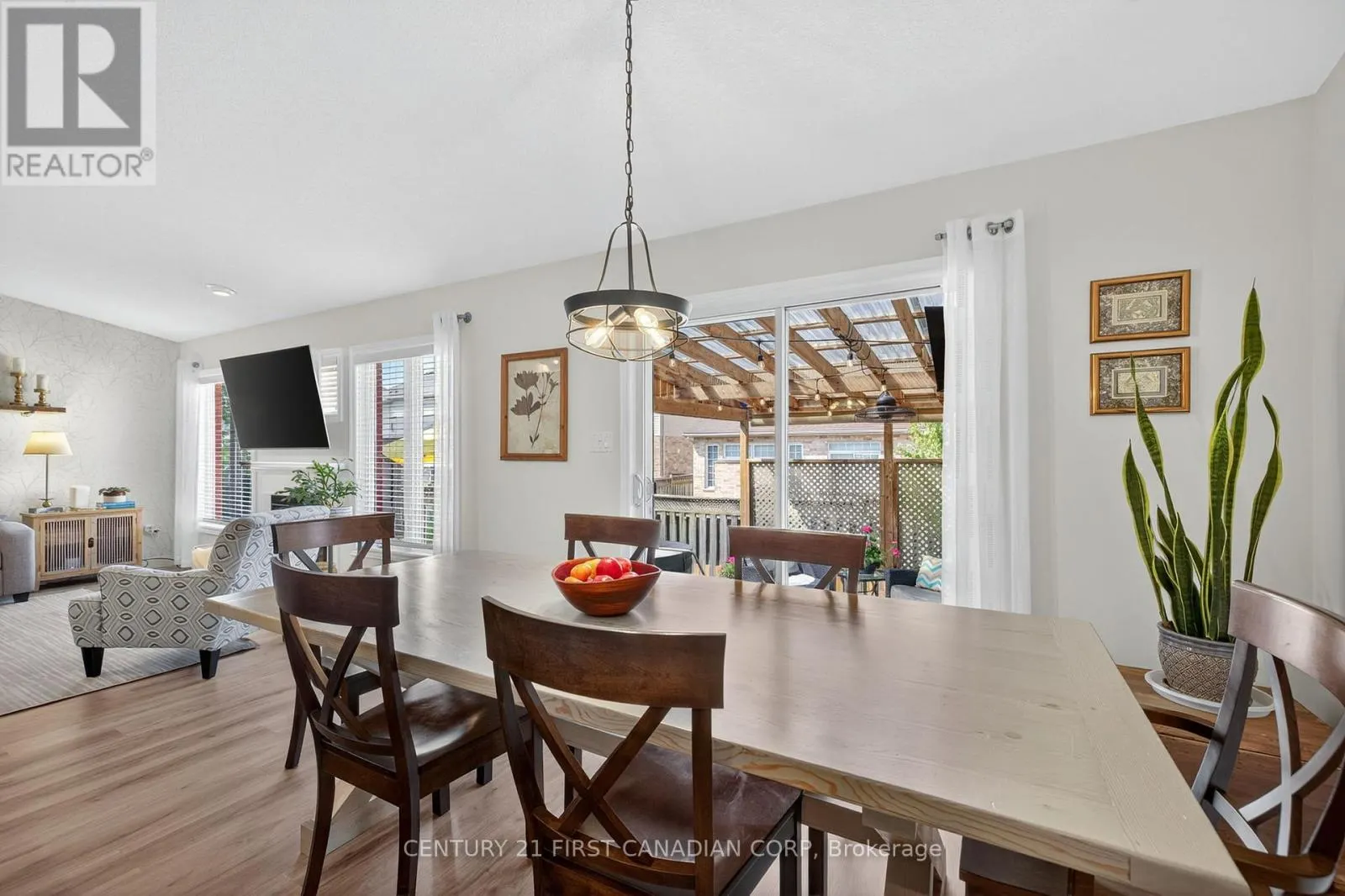 801 NORTH LEAKSDALE CIRCLE