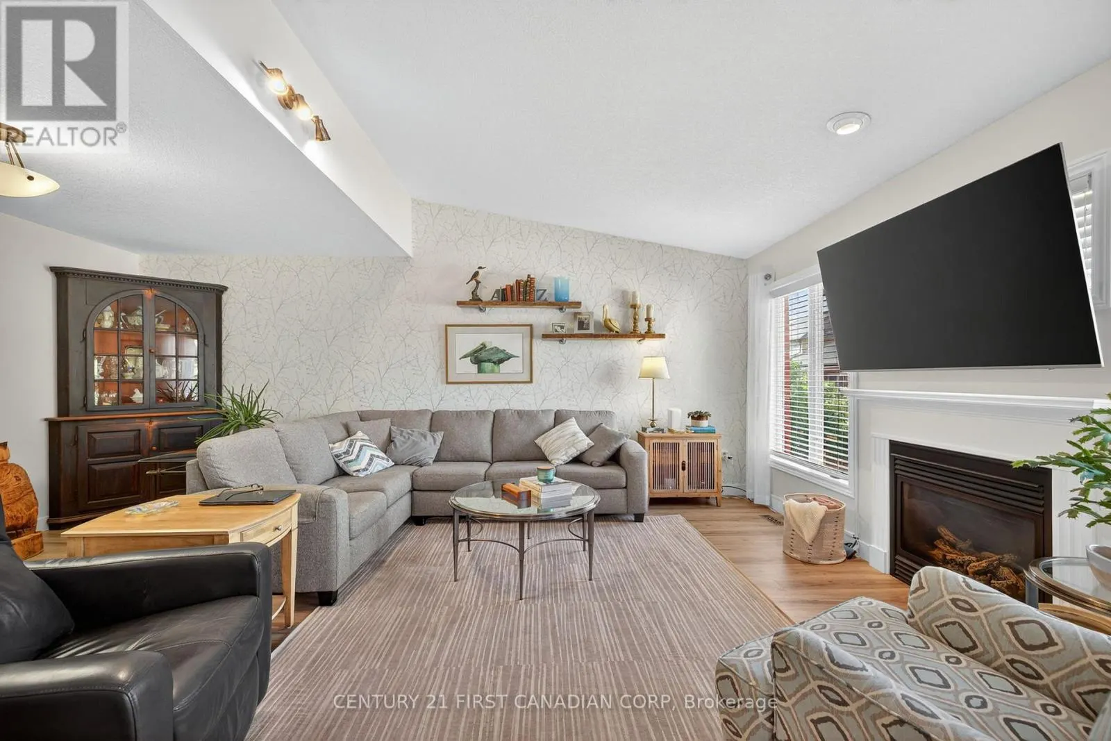 801 NORTH LEAKSDALE CIRCLE