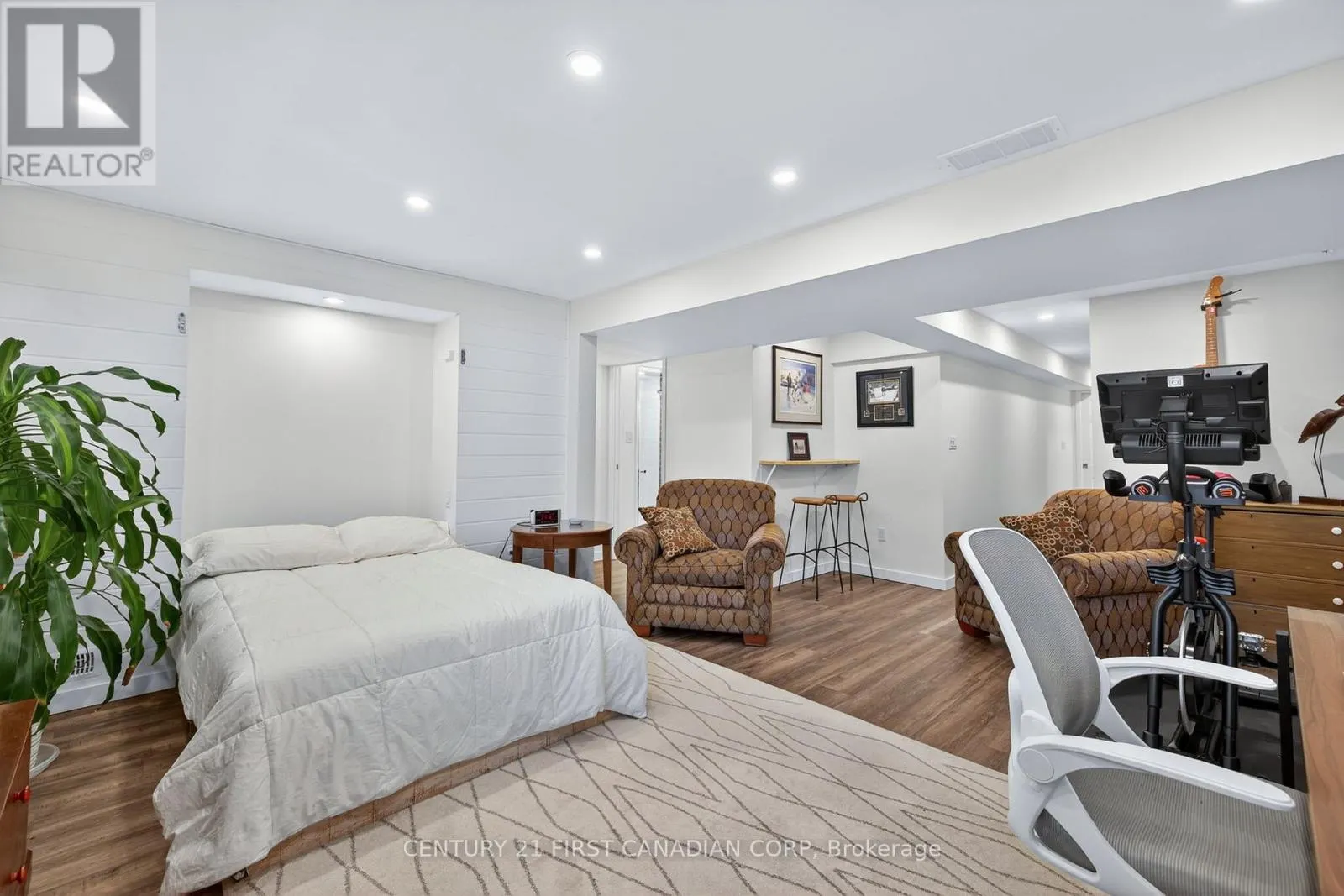 801 NORTH LEAKSDALE CIRCLE