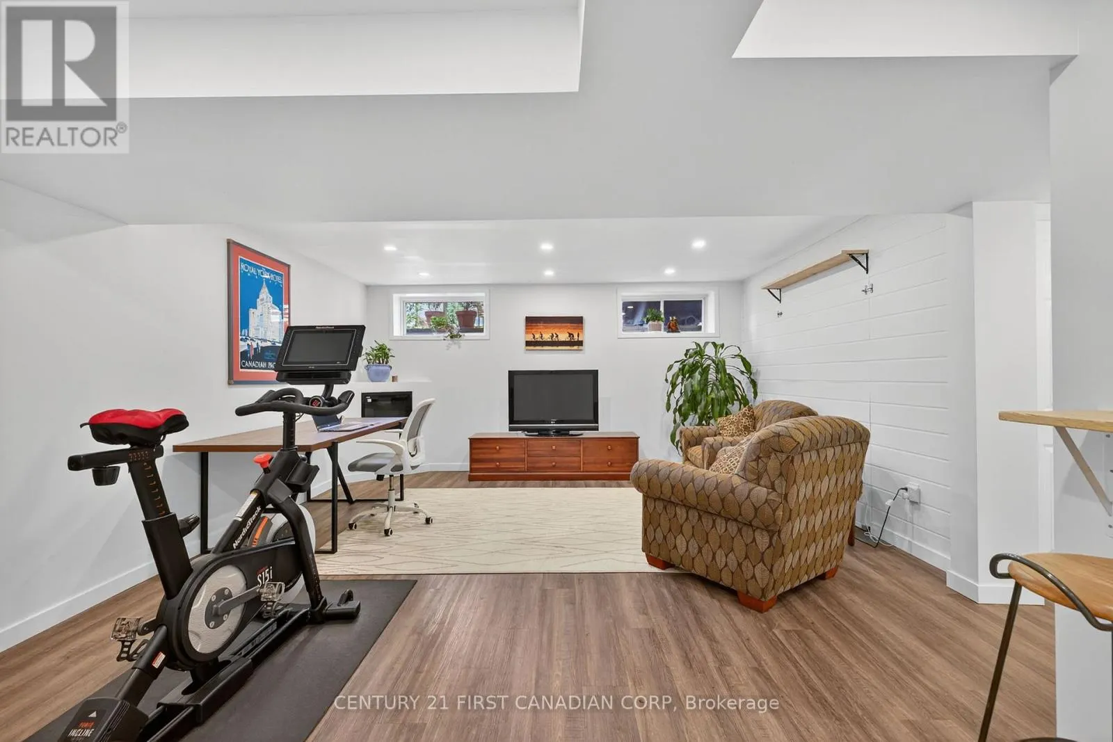 801 NORTH LEAKSDALE CIRCLE