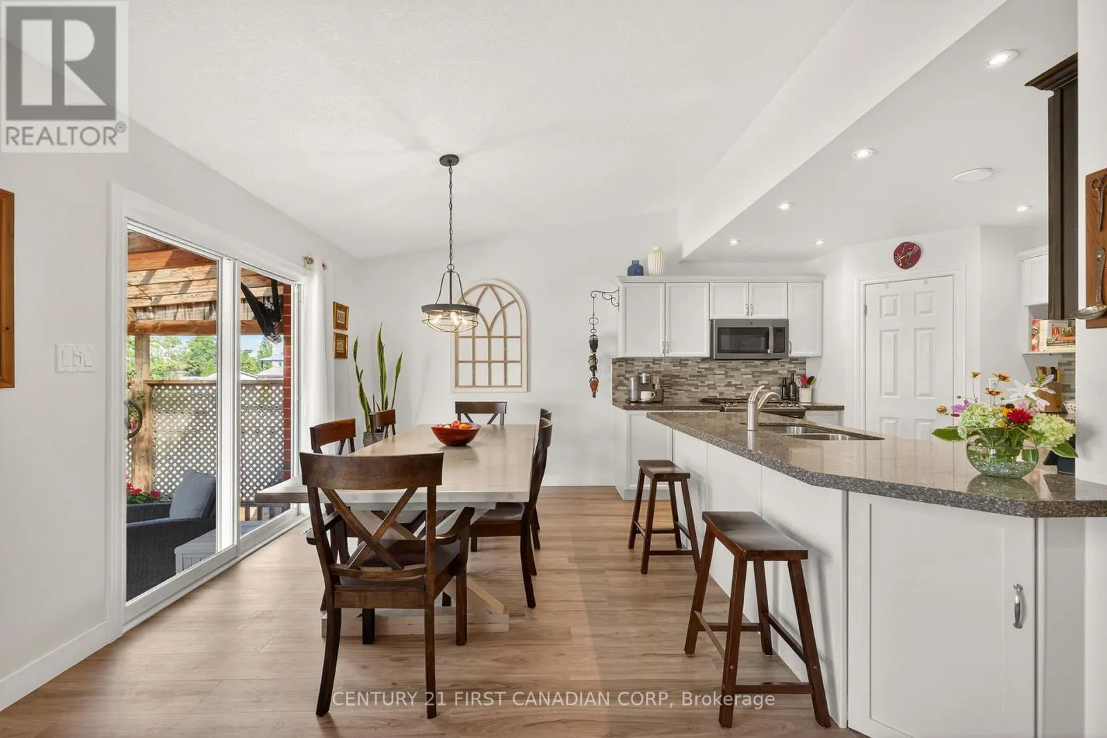 801 NORTH LEAKSDALE CIRCLE