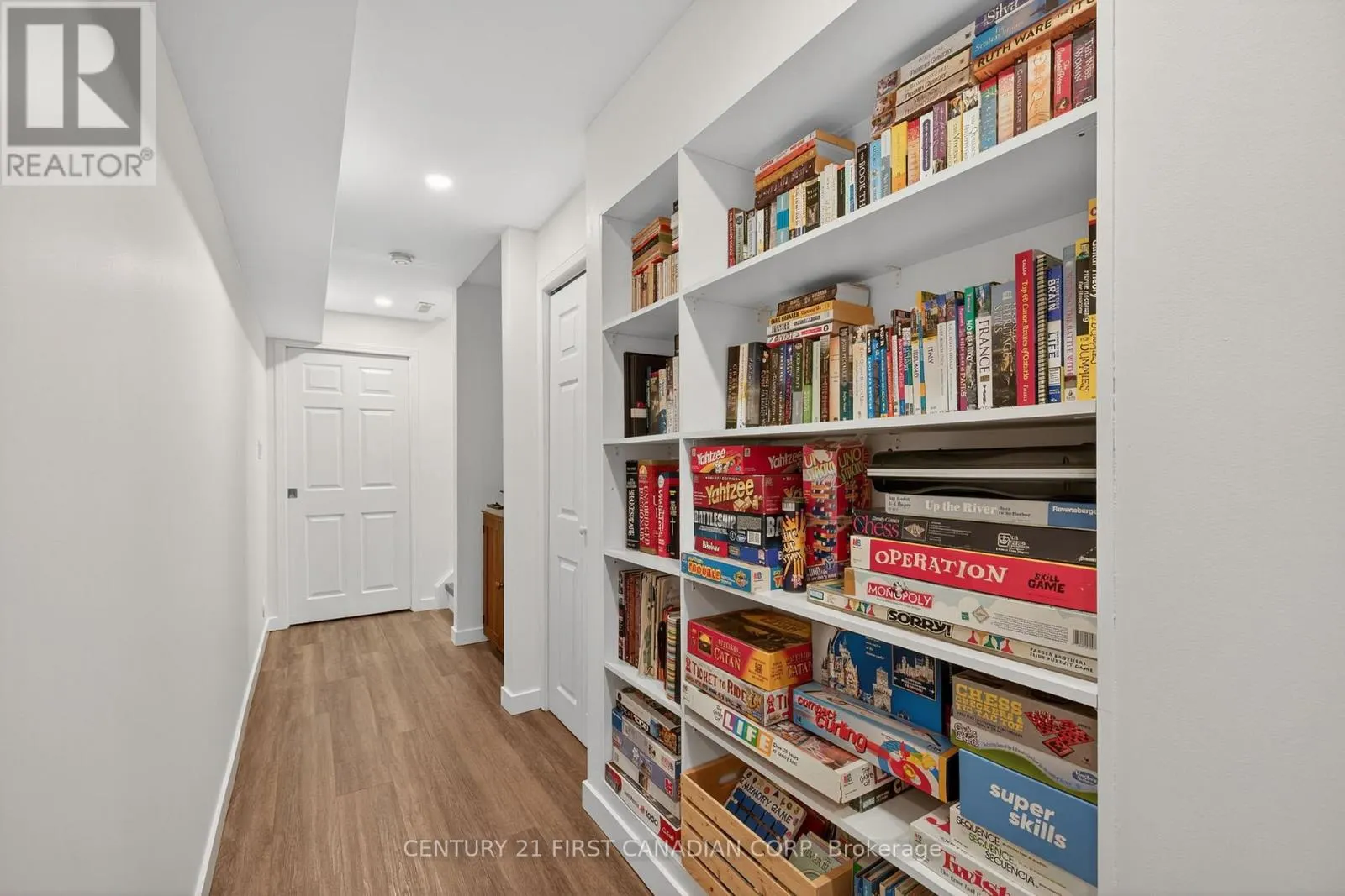 801 NORTH LEAKSDALE CIRCLE