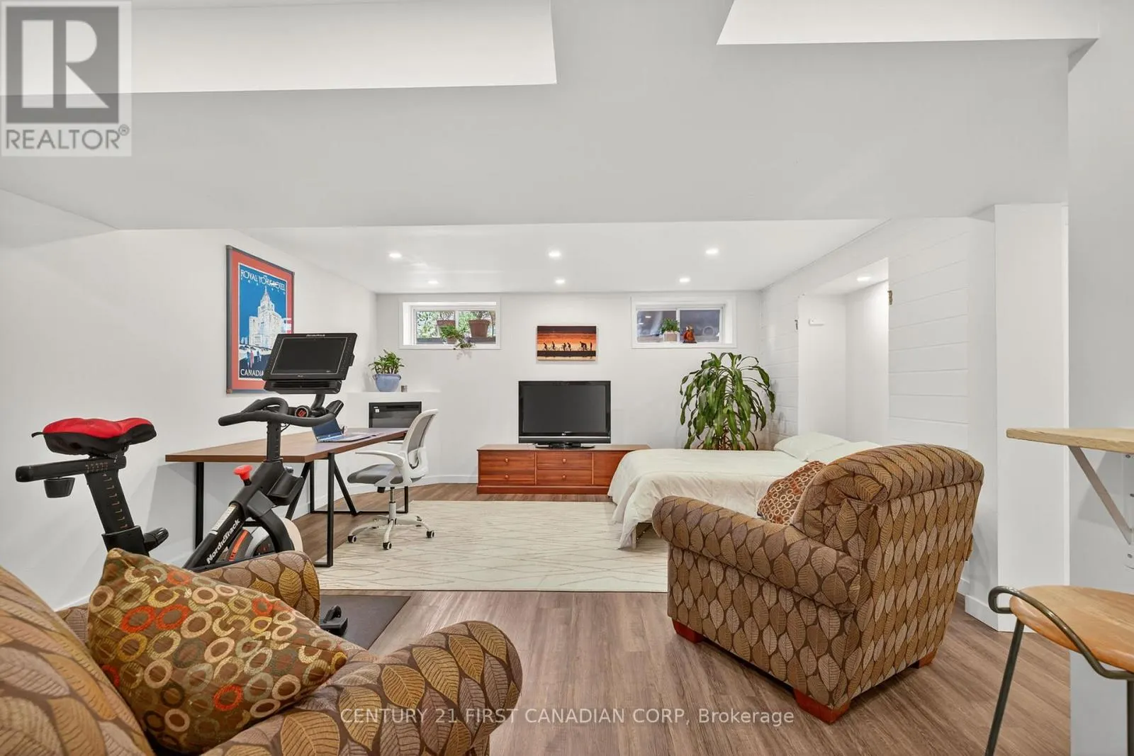 801 NORTH LEAKSDALE CIRCLE