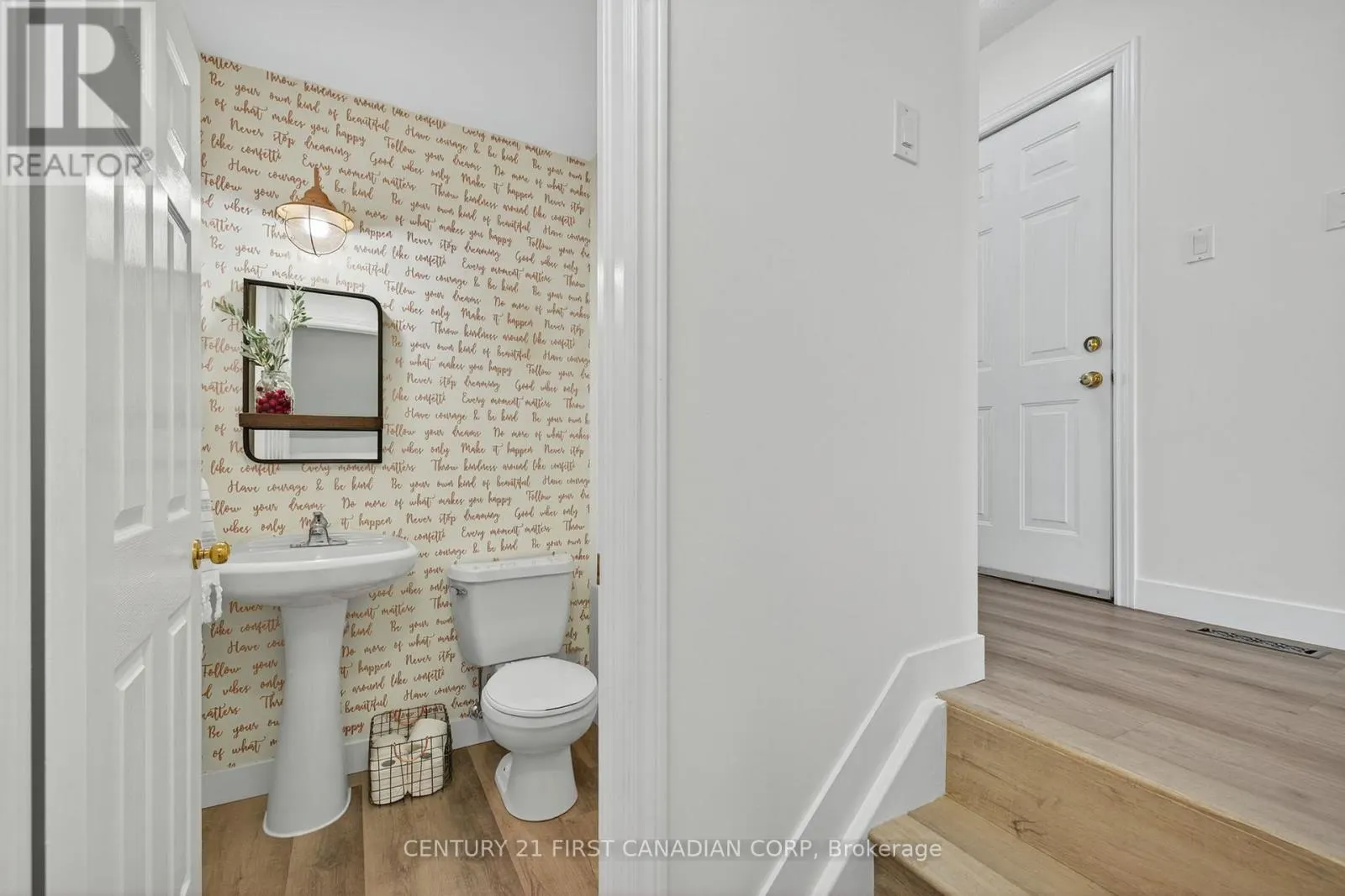 801 NORTH LEAKSDALE CIRCLE