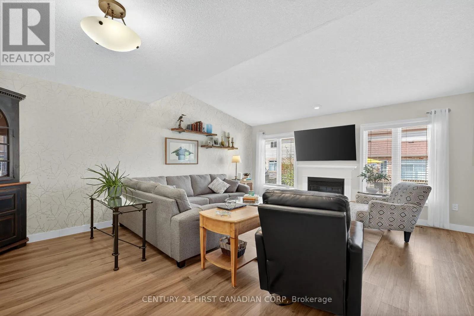 801 NORTH LEAKSDALE CIRCLE