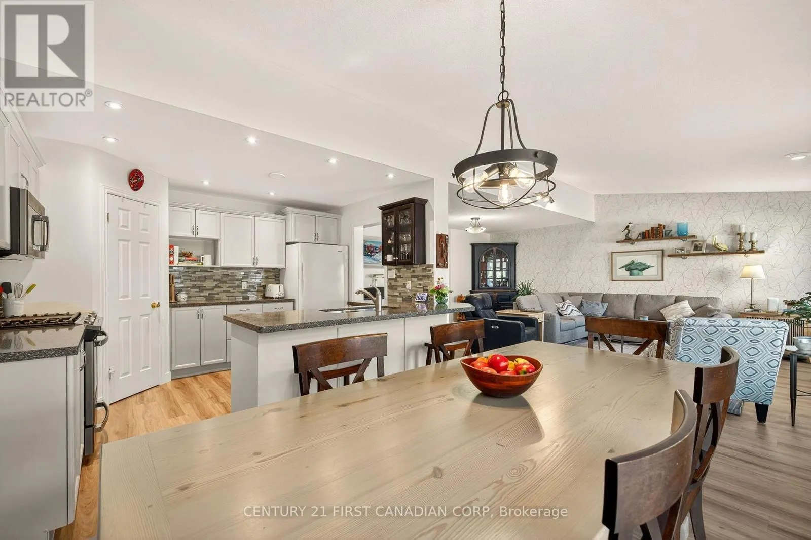 801 NORTH LEAKSDALE CIRCLE