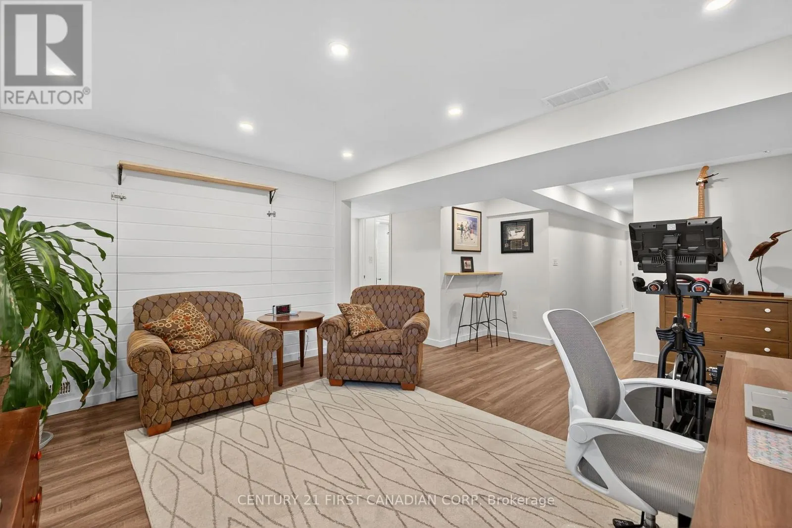 801 NORTH LEAKSDALE CIRCLE