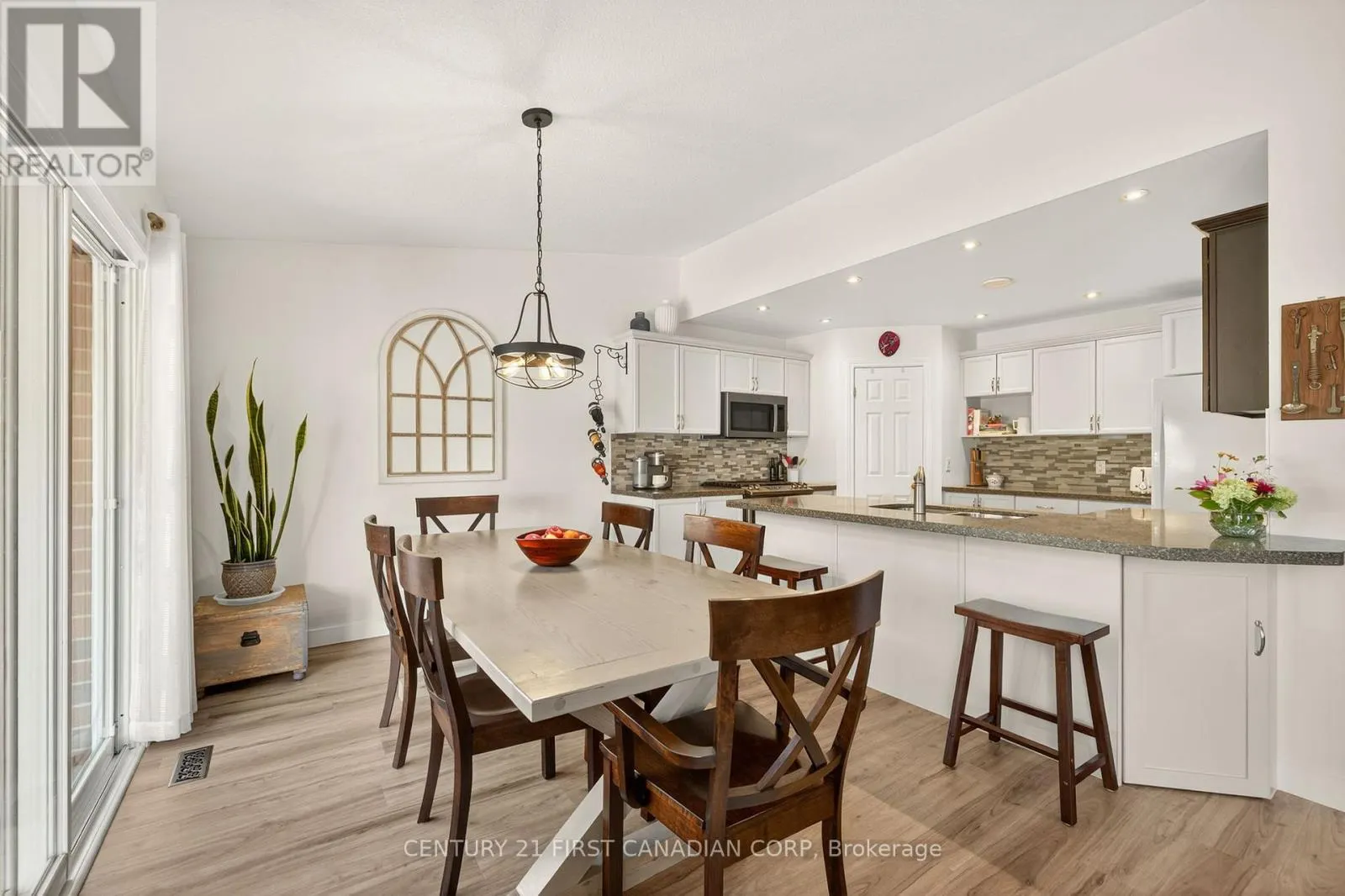 801 NORTH LEAKSDALE CIRCLE