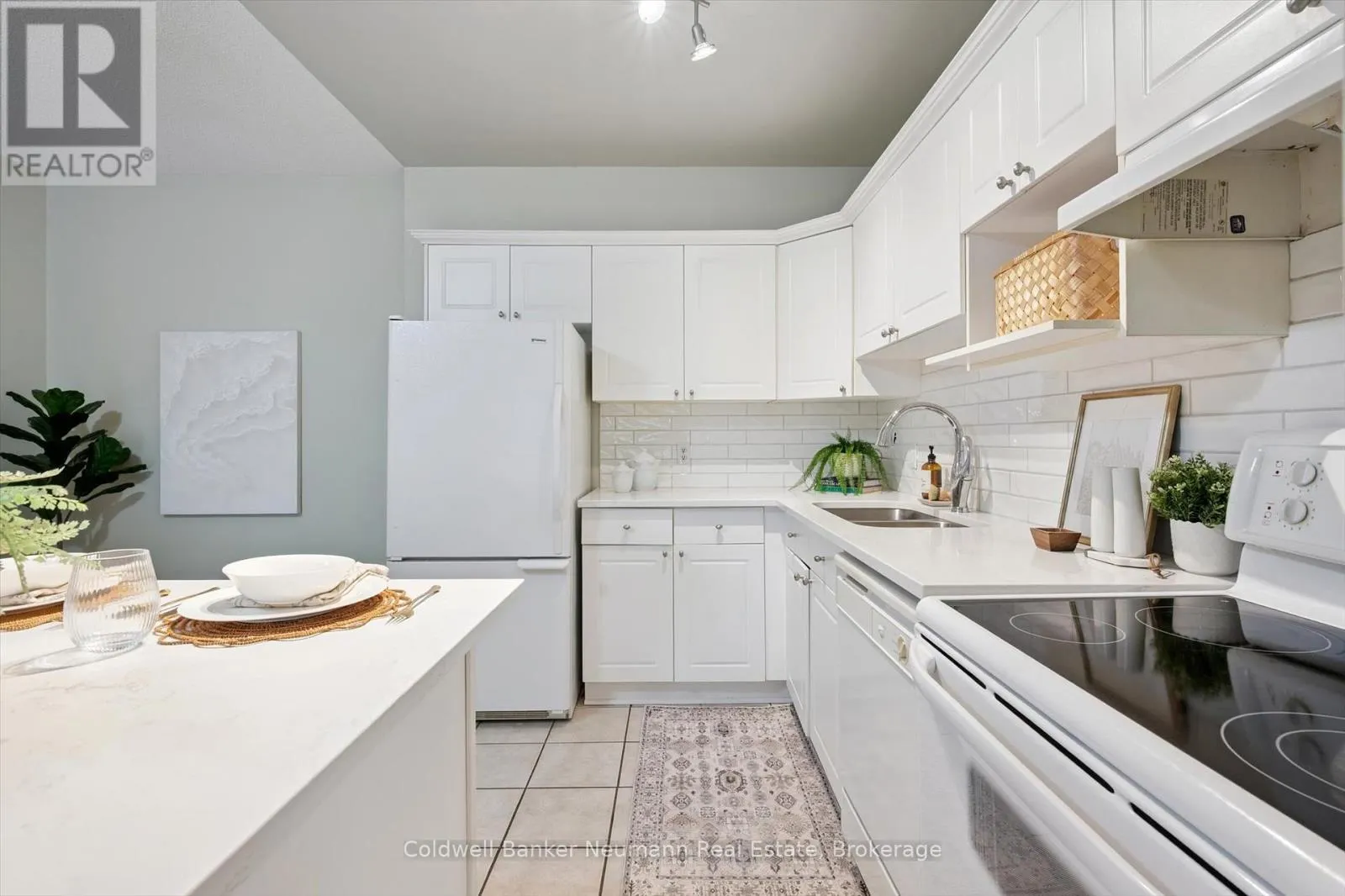 206 - 60 WYNDHAM STREET S, #206