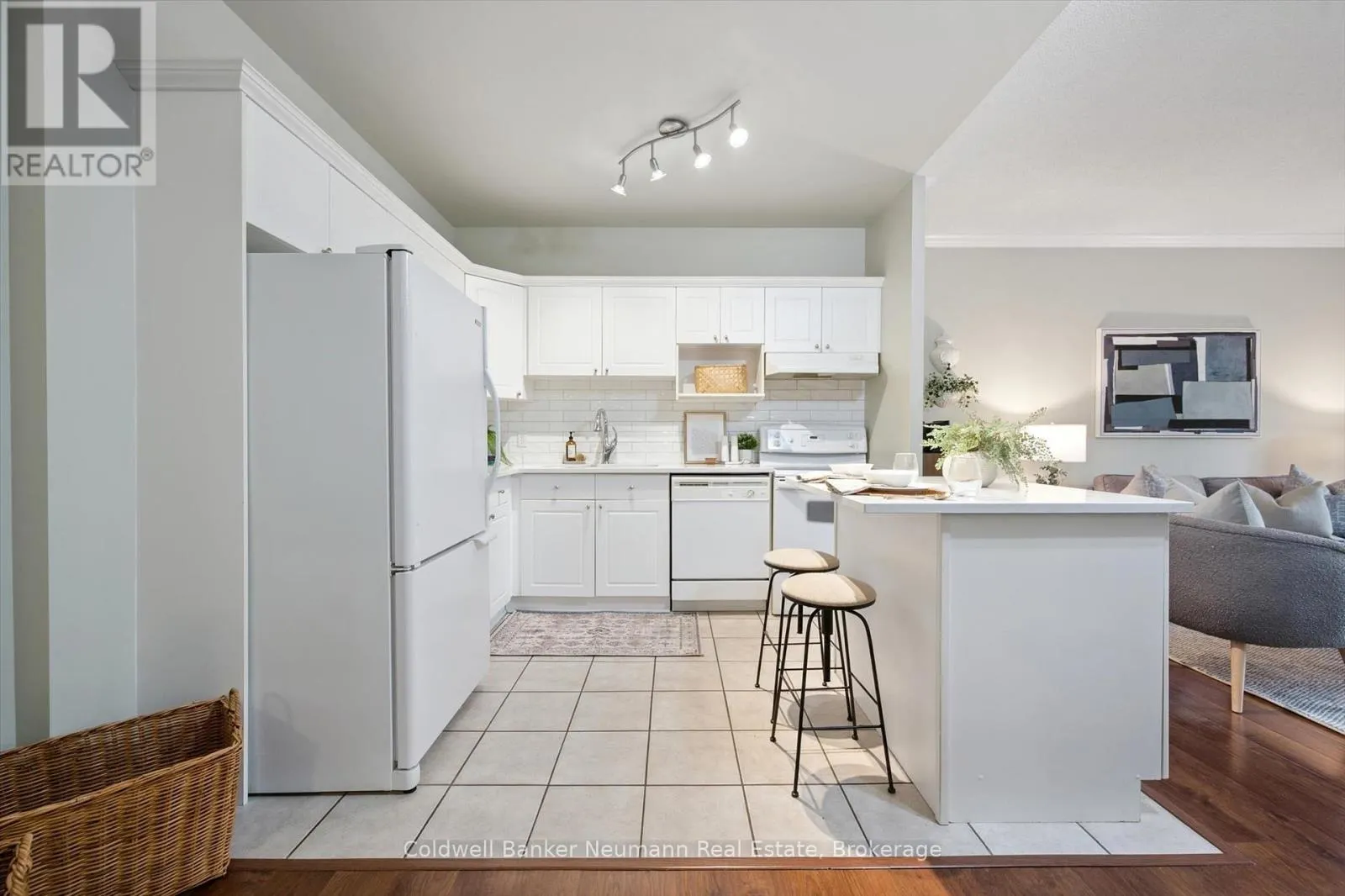 206 - 60 WYNDHAM STREET S, #206