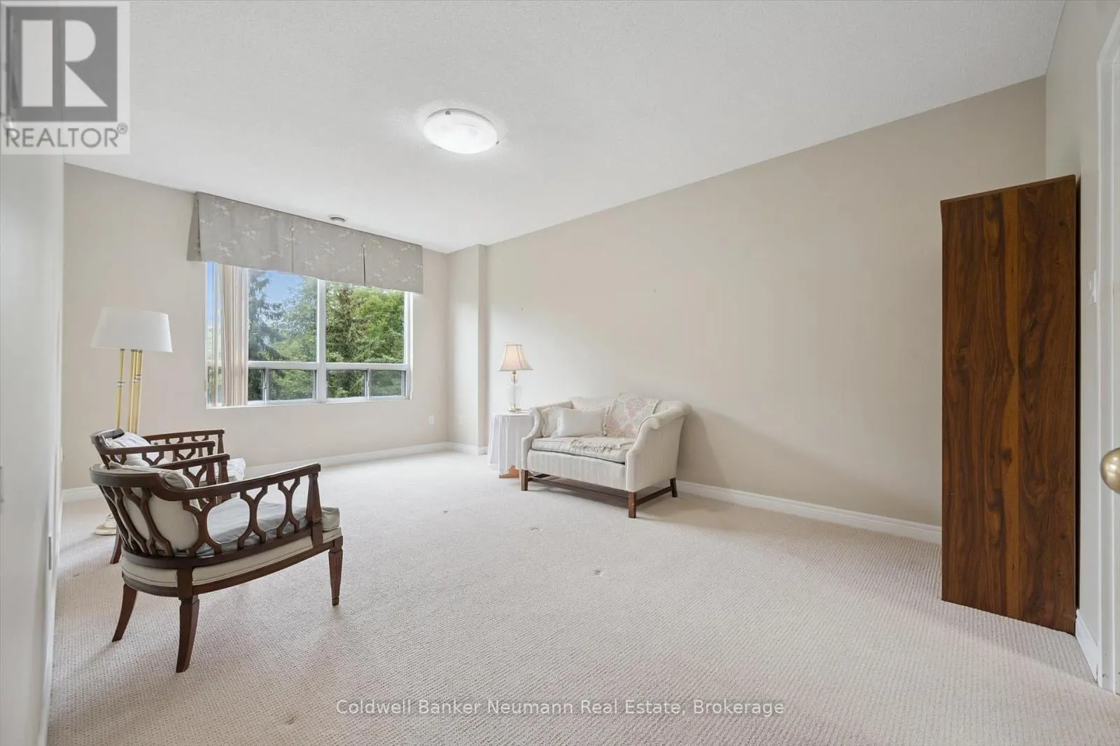 206 - 60 WYNDHAM STREET S, #206